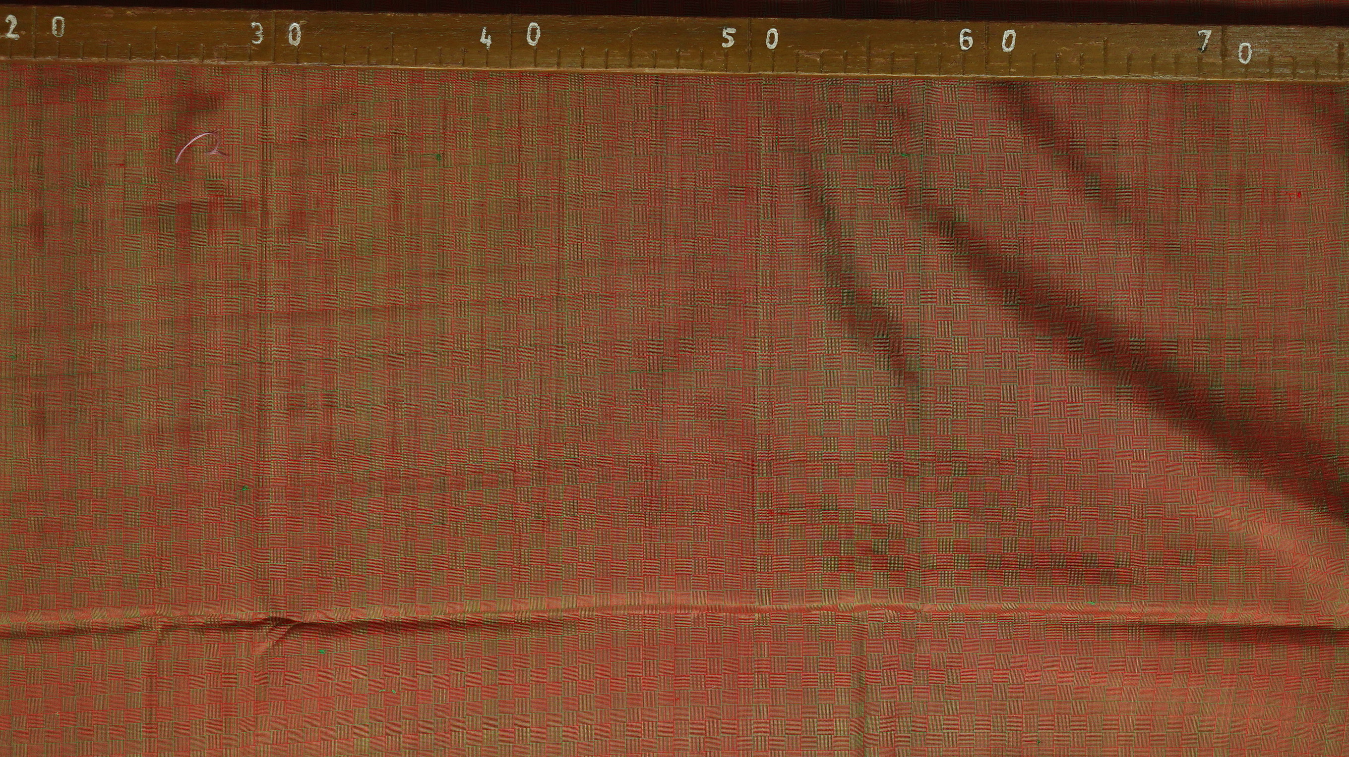 ผ้าไหมลายเกล็ดเต่า เนื้อไหมบ้าน ไหมแท้ สีน้ำตาลสลับเขียว ขายตามความยาวหลา รหัส R1D-NY-01236810