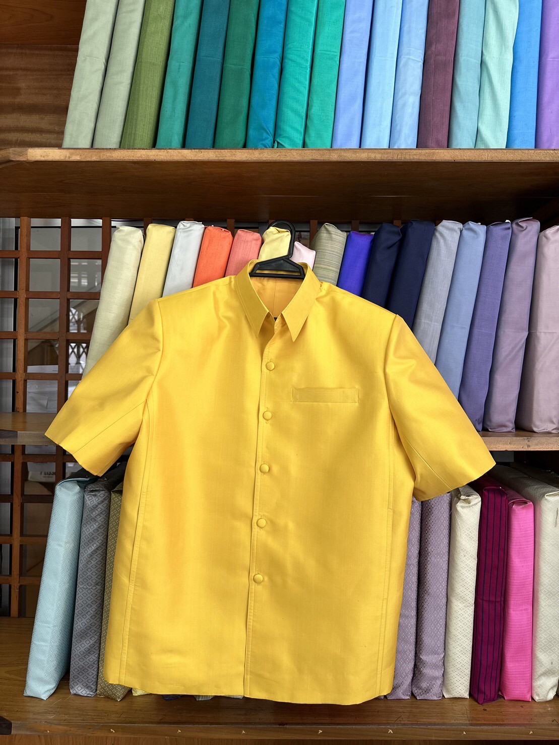 เสื้อซาฟารี คอปก ผ้าพื้น สีเหลืองทอง ไซส์ XL รอบอก 44นิ้ว ไหล่ 19นิ้ว รหัส DS-ME-1128661