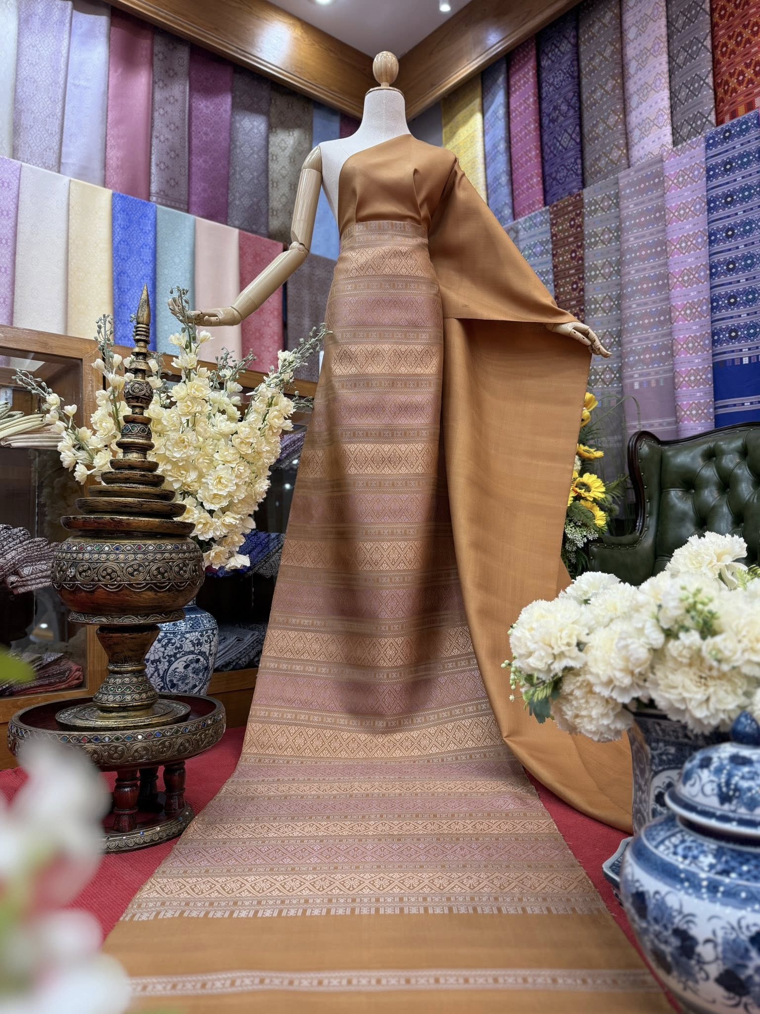 (ผ้าชุด)ไหมแพรวา ตัดชุดลายล่วงสามสี ขนาด 63x500ซม (ลาย 2.3เมตร+สีพื้น 2.7เมตร) สีน้ำตาล รหัส P10-BM-0905689