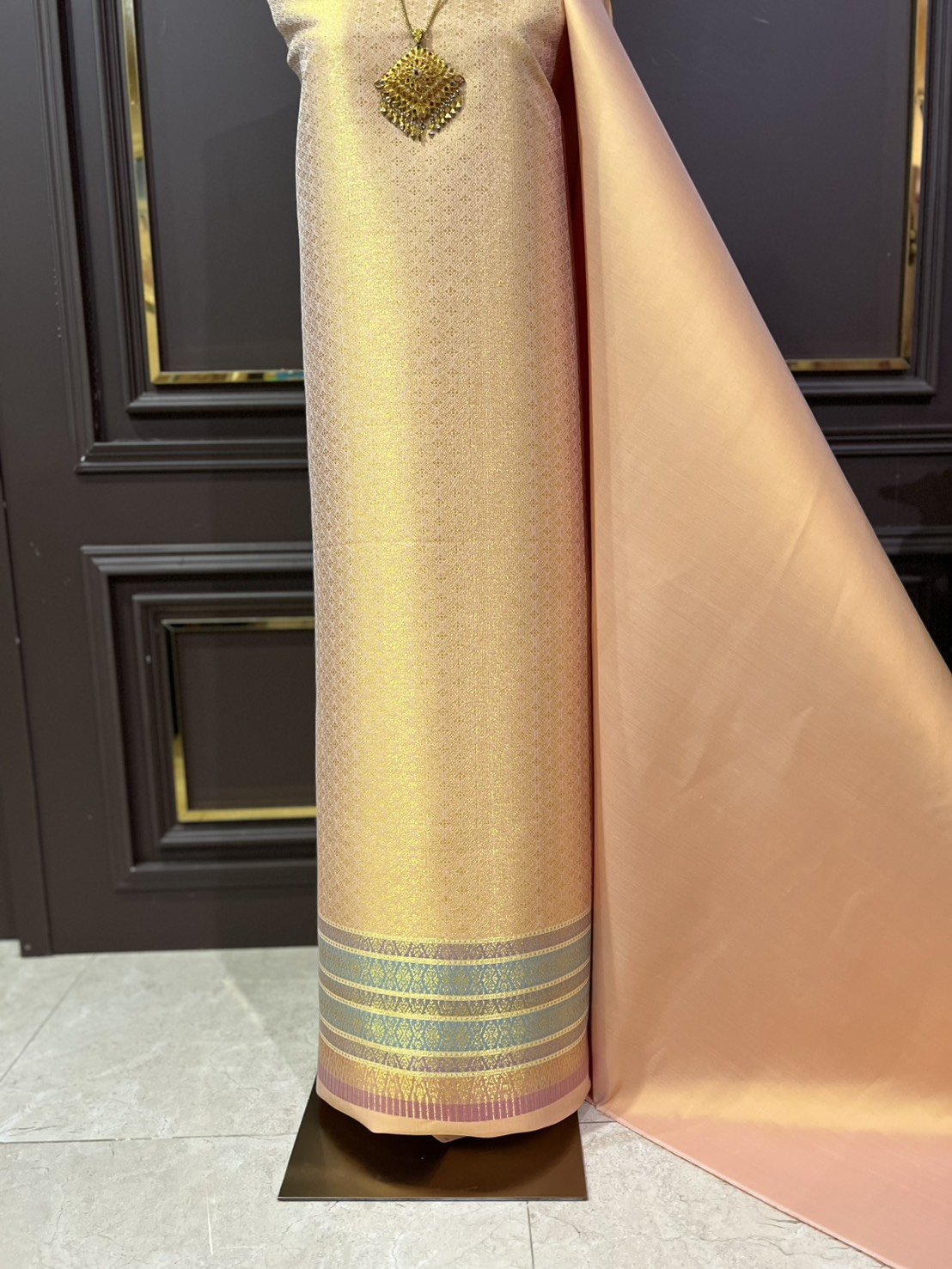 (ผ้าชุด)ผ้าไหมยกดอกลำพูน เกาะเชิงดิ้นทอง ขนาด 1.02x4.45เมตร ลายพิกุลโบราณ พื้นสีส้มทองเหลือง รหัส N90-29-TR0554