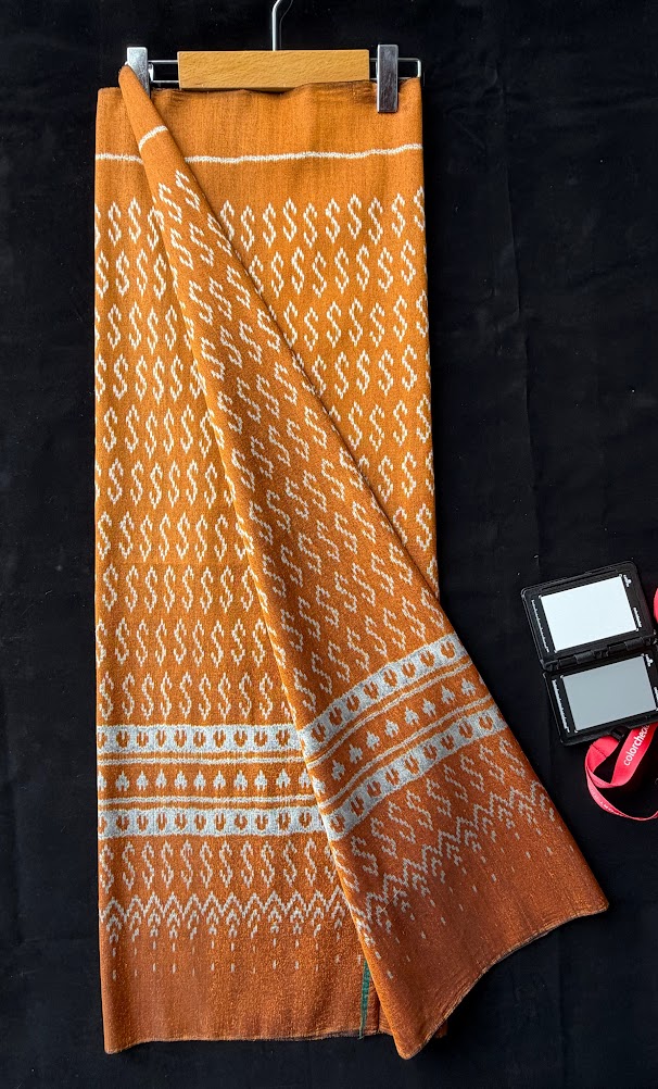 ซิ่น ผ้าไหมมัดหมี่ 3ตะกอ ขนาด 1x2 เมตร ลายขอพระราชทาน สีส้มทอง รหัส PCS-NY-11226817