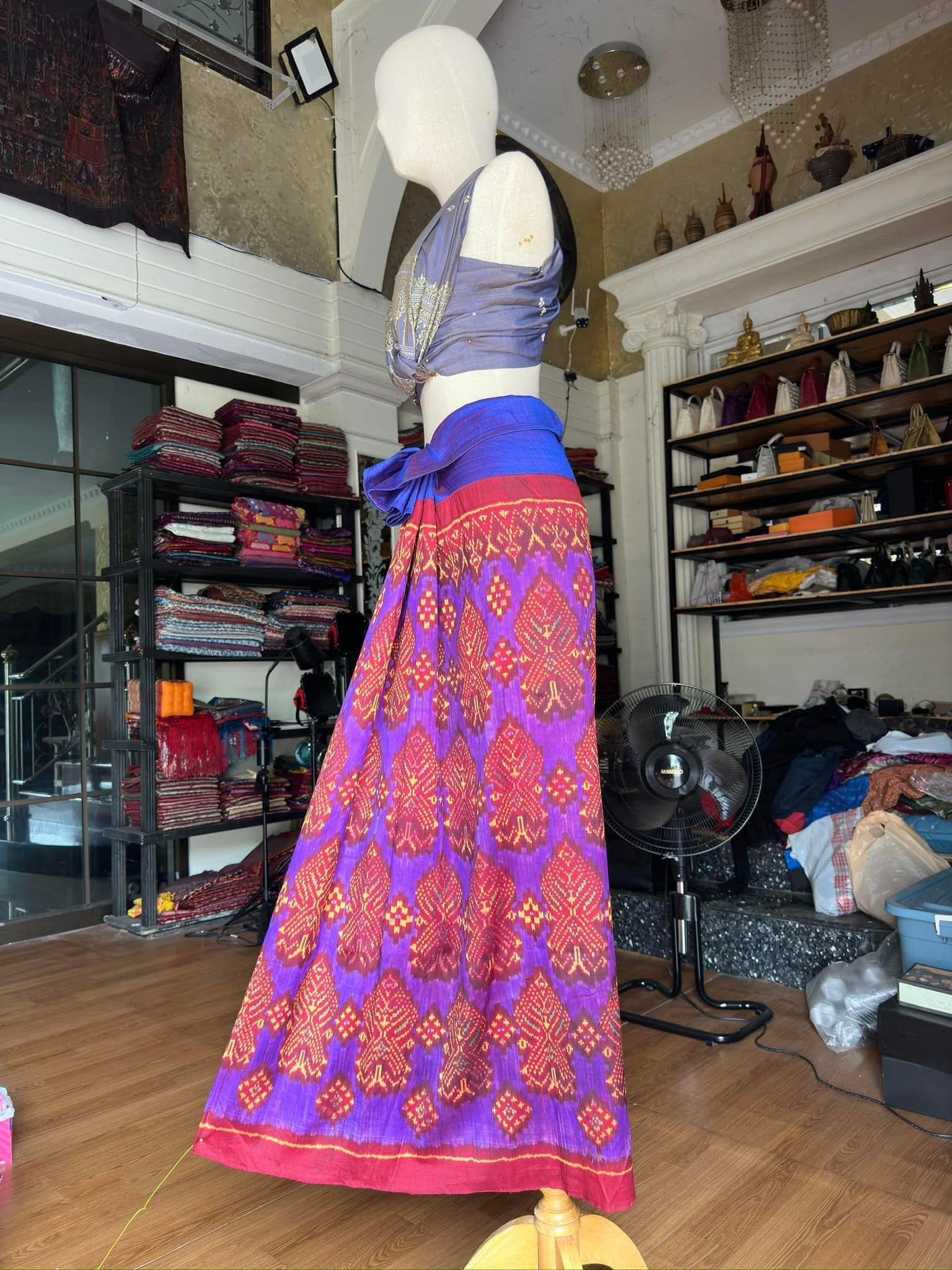 ซิ่น ไหมมัดหมี่รุ่นพิเศษ งานทอ 3ตะกอ ขนาด 115x160ซม สีน้ำเงิน รหัส N9-SIL-JA3