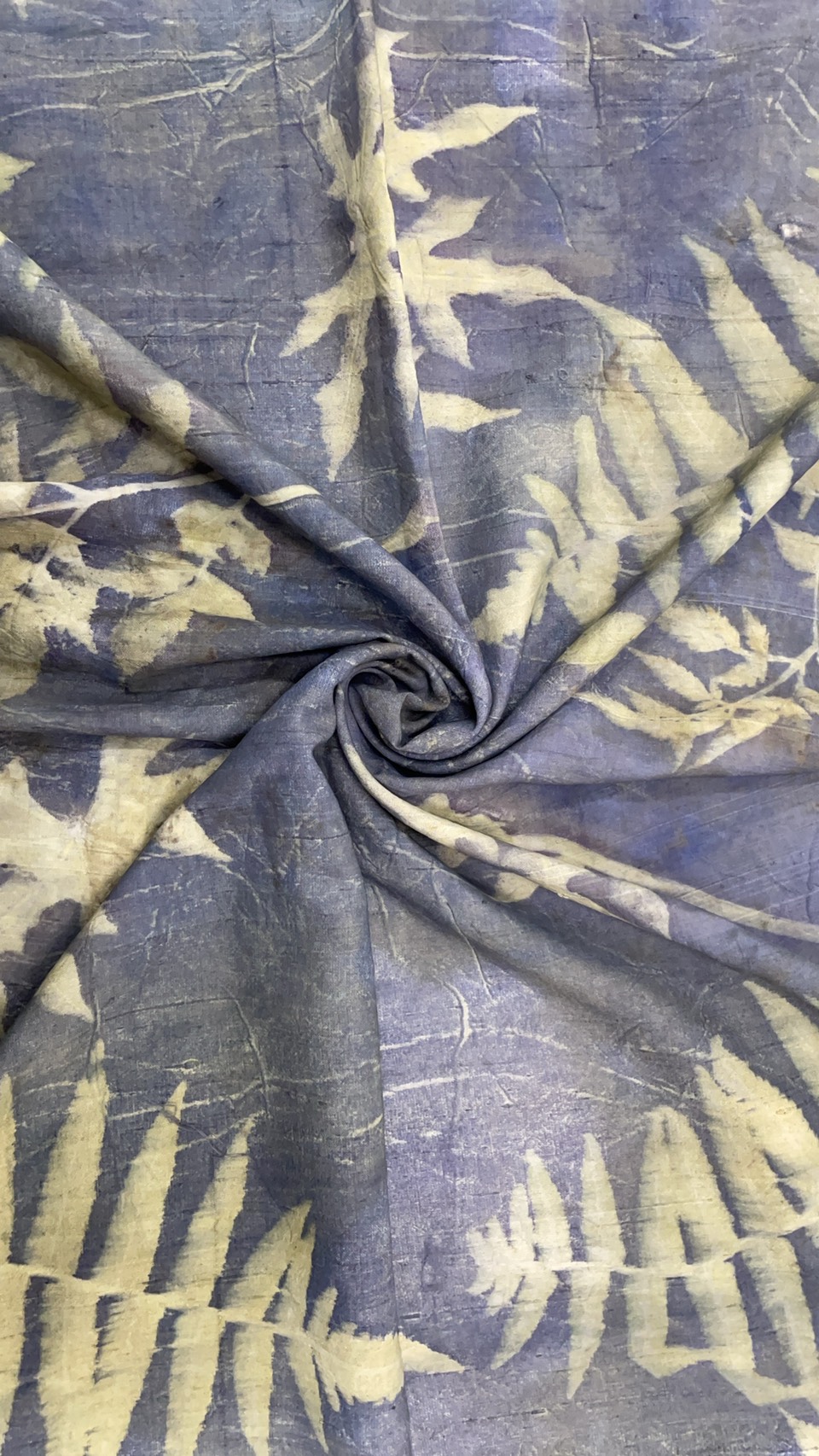 ผ้าคลุมไหล่ผ้าไหม Eco print เนื้อเรียบ มีชายครุย ขนาด 60x180ซม. สีเทา รหัส ECO-82-11146812