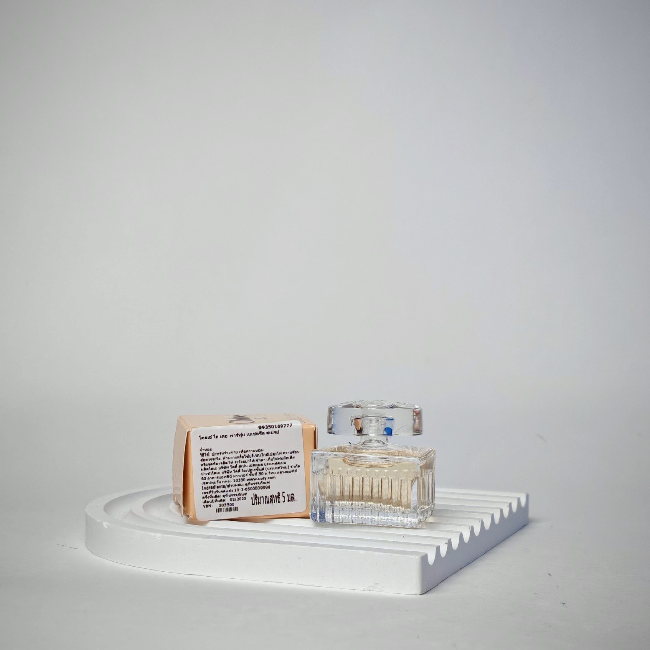 น้ำหอมจิ๋วมินิ Chloe Signature 5ml แบบแต้มมีกล่อง ( Mini Perfume น้ำหอมขนาดพกพา) น้ำหอมจิ๋วมินิ ขวดน่ารัก ตั้งโชว์ก็สวย พกพาก็สะดวก หัวแต้มตามจุดชีพจร