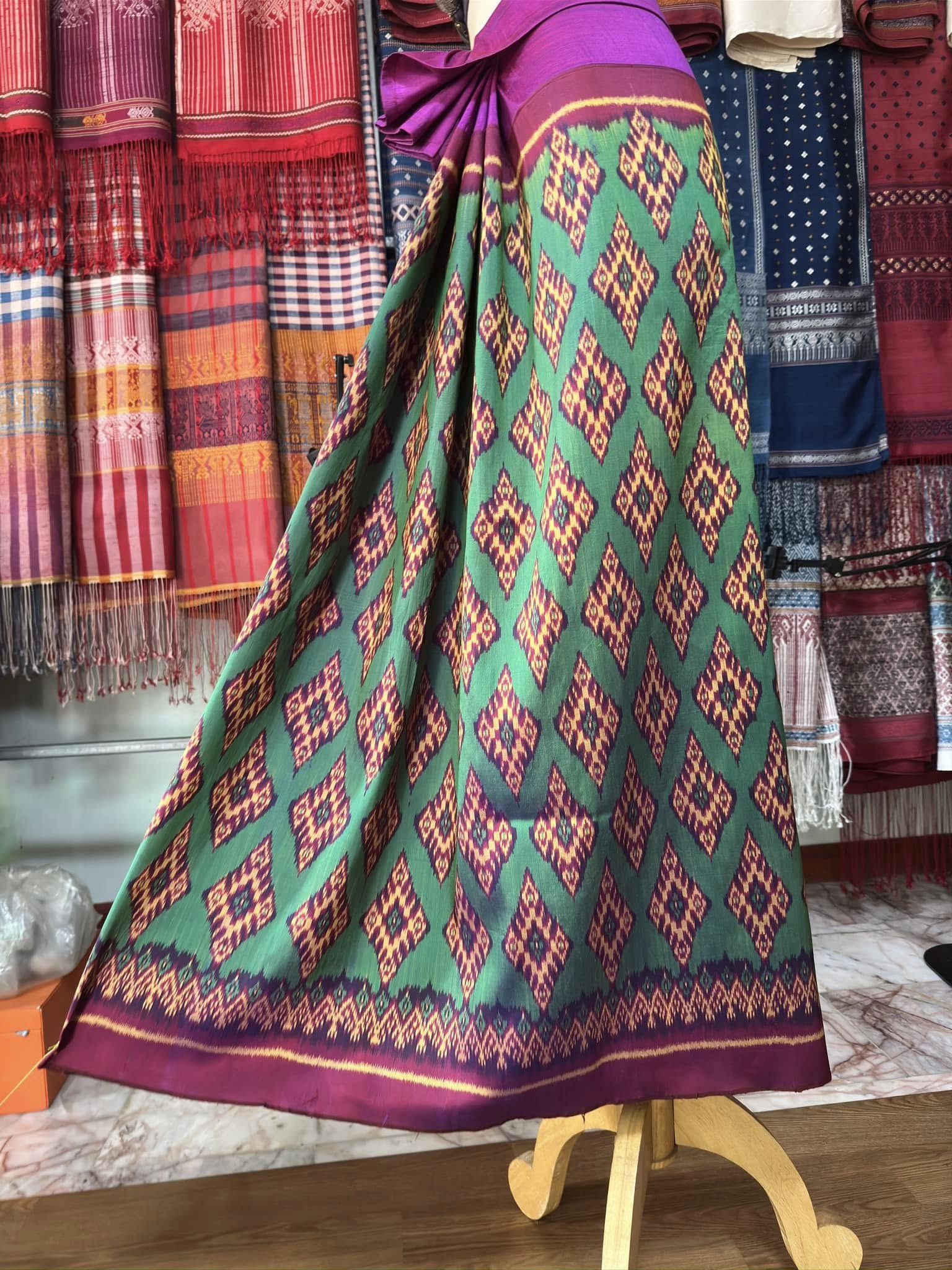 ซิ่น พระตะบอง ผ้าจามทอสามตะกอ ขนาด 114x180ซม สีเขียว รหัส N9-SIL-AJ20