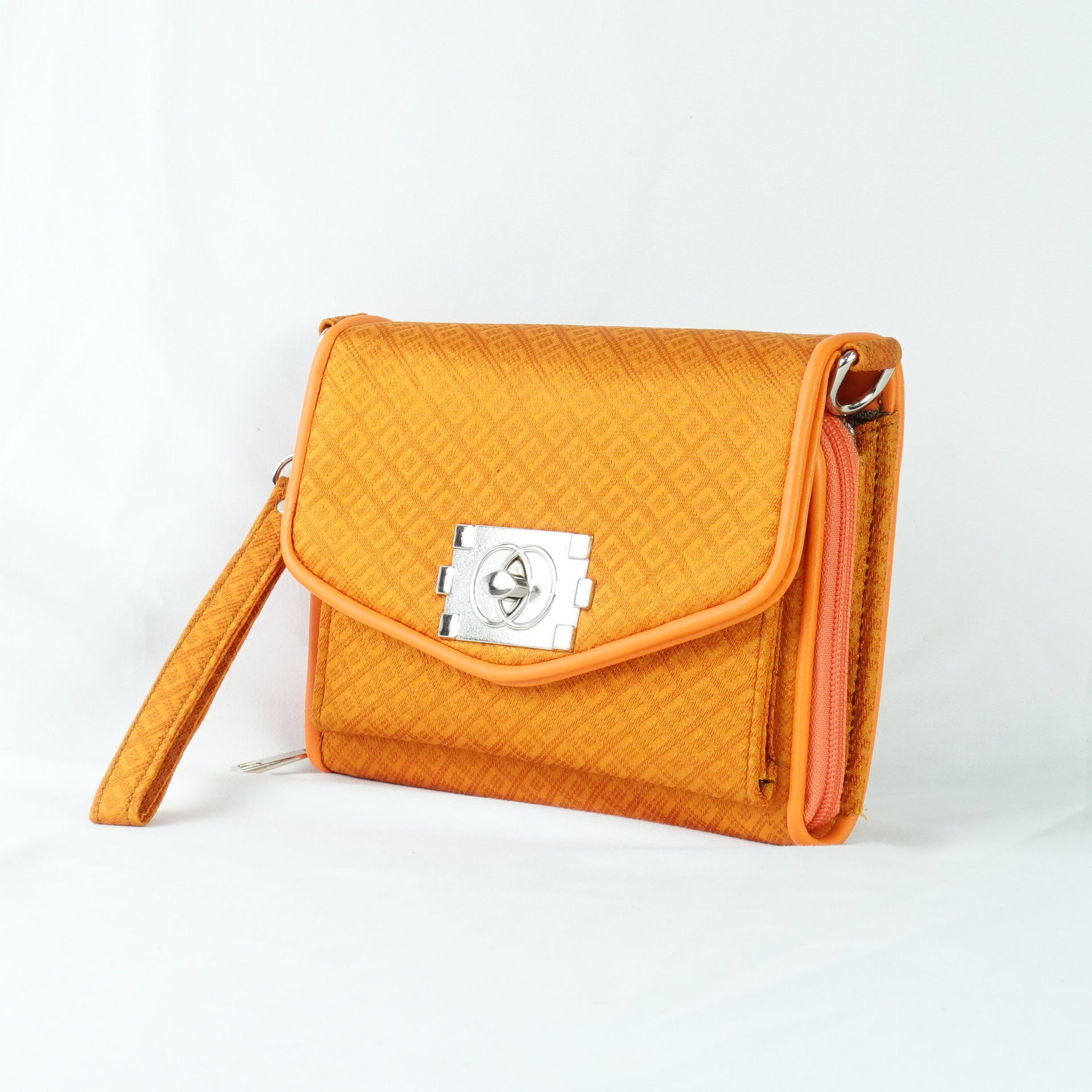 กระเป๋าถือไหมแท้ทรงคลัทช์ พร้อมสายสะพาย ขนาด 15x20ซม.สีเหลืองทอง รหัส GO-TT-060568163