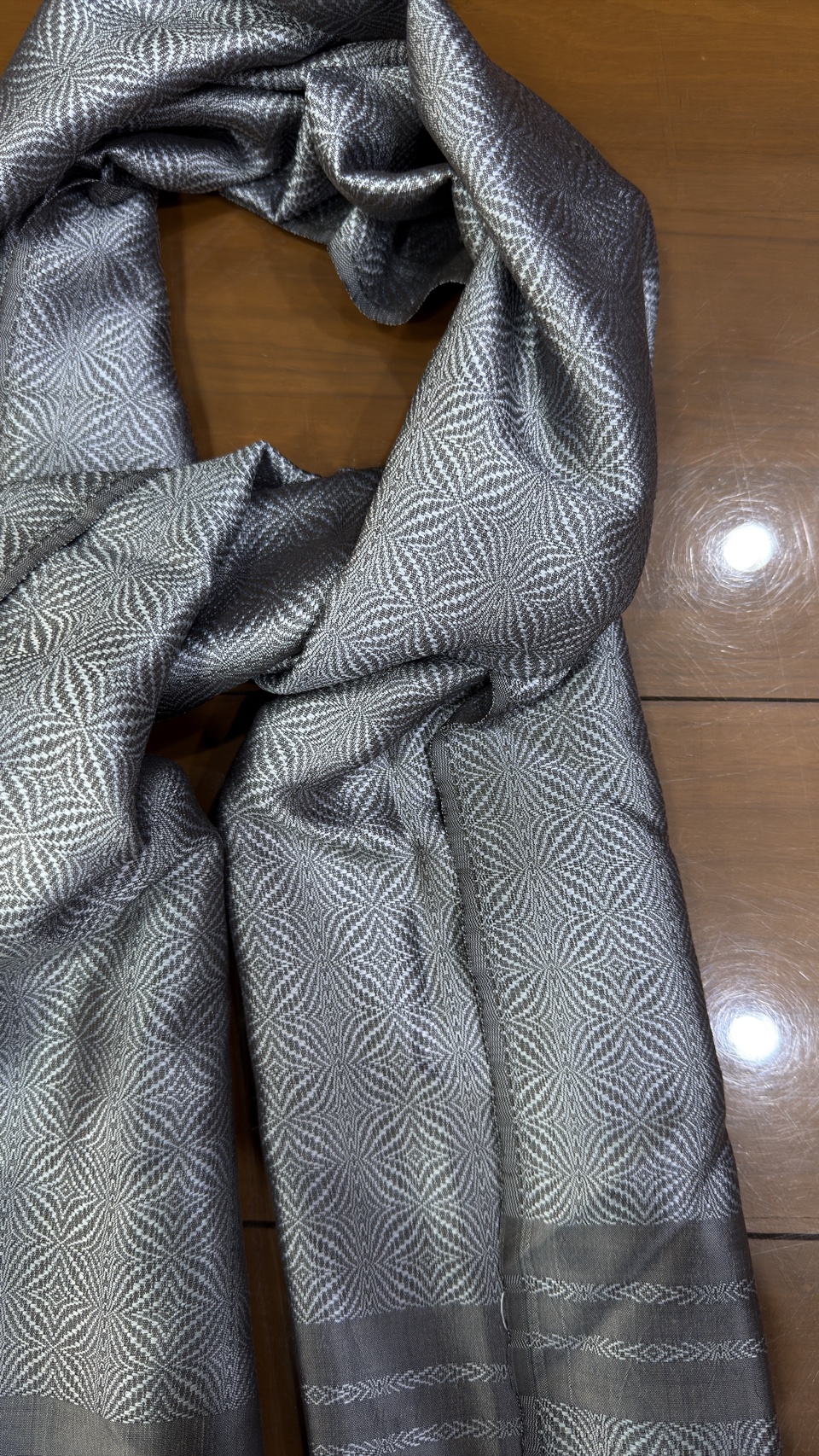 ผ้าคลุมไหล่ผ้าไหม ไหมแท้ ยกดอกลีลาวดี เนื้อละเอียด ขนาด 63x200ซม. สีเทา รหัส ZYG-AA-111868172