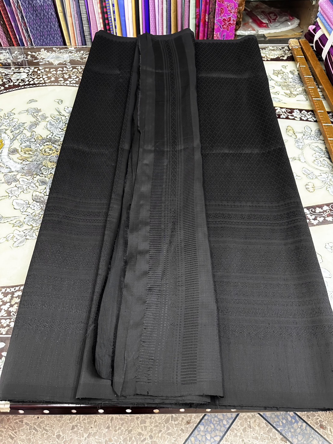(ผ้าชุด)ไหมยกสุรินทร์ ขนาด 1x4เมตร (ลาย 2เมตร+สีพื้น 2เมตร) สีดำ รหัส N10-ST-12216714