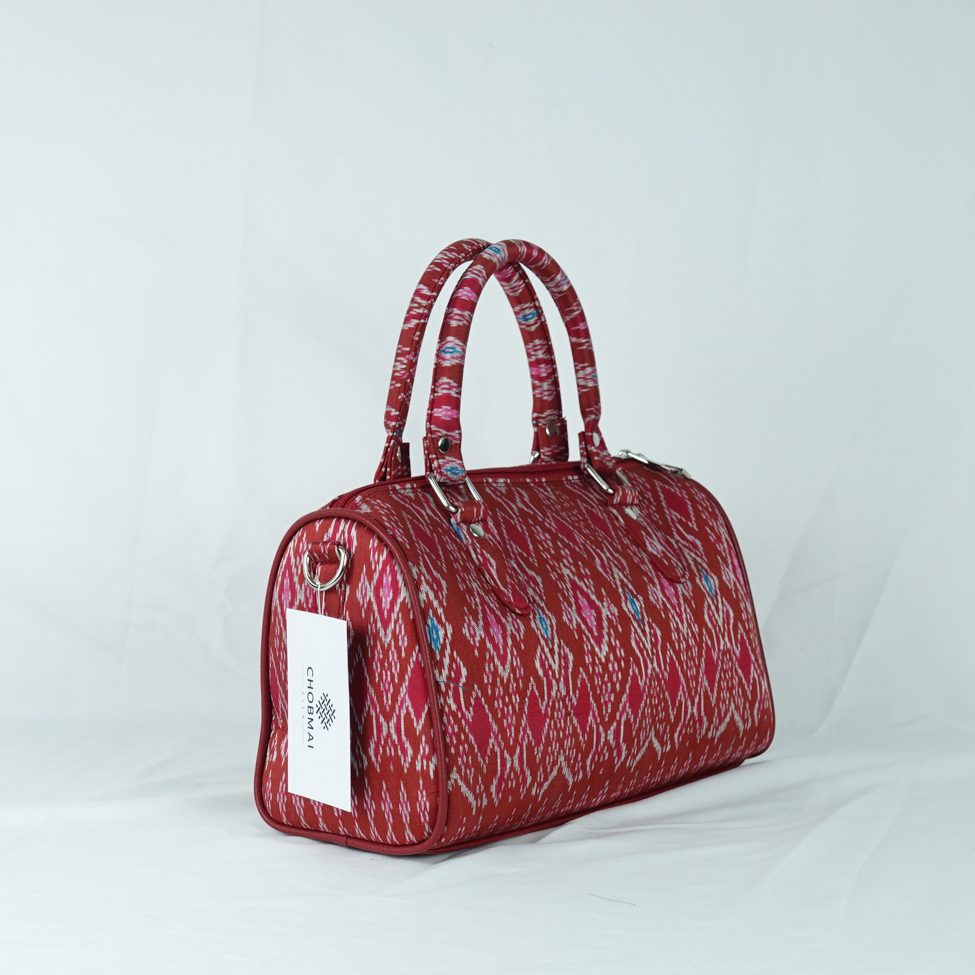 กระเป๋าถือผ้าไหม ทรงหมอน ขนาด 13x27x17ซม. ความสูงหูจับ 30 ซม. ลายขอล้อมเพชร สีแดง รหัส GLA-TT-0603685