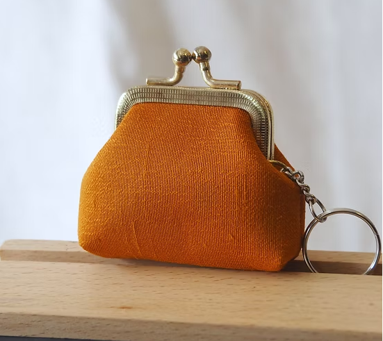 กระเป๋าสตางค์ ใส่เหรียญ ขนาด 7x7x2.5cm. สีส้ม GL-CT-103470