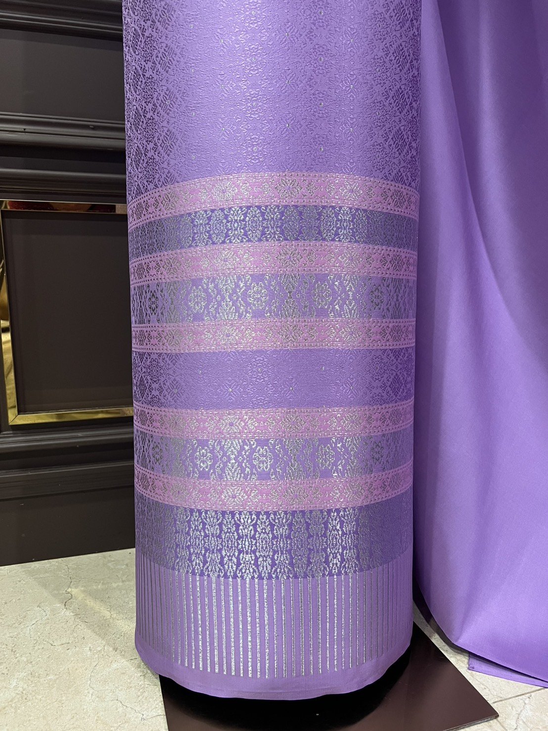 (ผ้าชุด)ผ้าไหมยกดอกลำพูน ยกใหญ่ดอกดิ้นเงิน ขนาด 1.02x4.37เมตร ลายแววมยุรา พื้นสีม่วง รหัส N90-29-TR0531