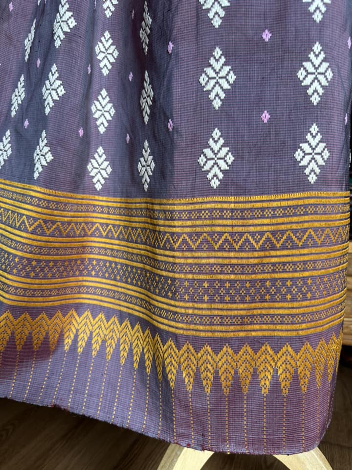 ซิ่น ผ้าซิ่นอัญญานาง ไหมบ้านทอมือ สีธรรมชาติ ขนาด 120x200ซม ลายบัวสวรรค์ พื้นสีม่วงเปลือกมังคุด รหัส N9-SIL0531661