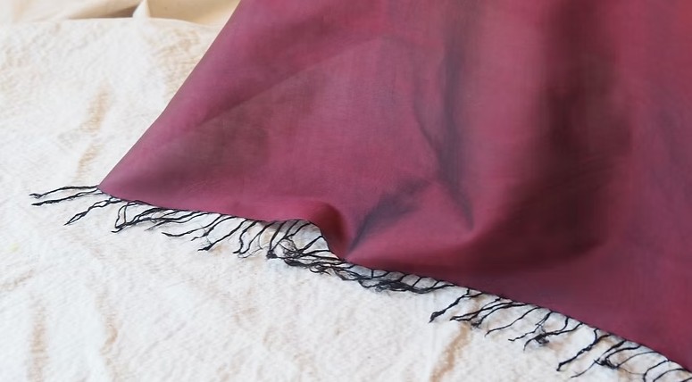 ผ้าคลุมไหล่ผ้าไหม ผืนใหญ่ มีชายครุย ขนาด 100x200ซม. สีแดง รหัส ZYH-CT-103041