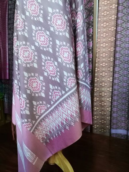 ซิ่น มัดหมี่ 3ตะกอ สีธรรมชาติ ไหมแท้ ขนาด 1x2.10เมตร ทอเหยียบเหาะ มีปูม ชายครุย พื้นสีชมพูกะปิ รหัส M3P-NY1111654