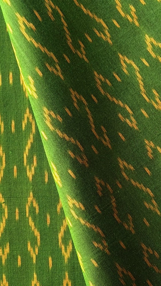 ซิ่น ผ้าไหมมัดหมี่ ไหมบ้าน 3ตะกอ ขนาด 1x2 เมตร ลายขอพระราชทาน สีเขียว รหัส PCS-NY-1122688