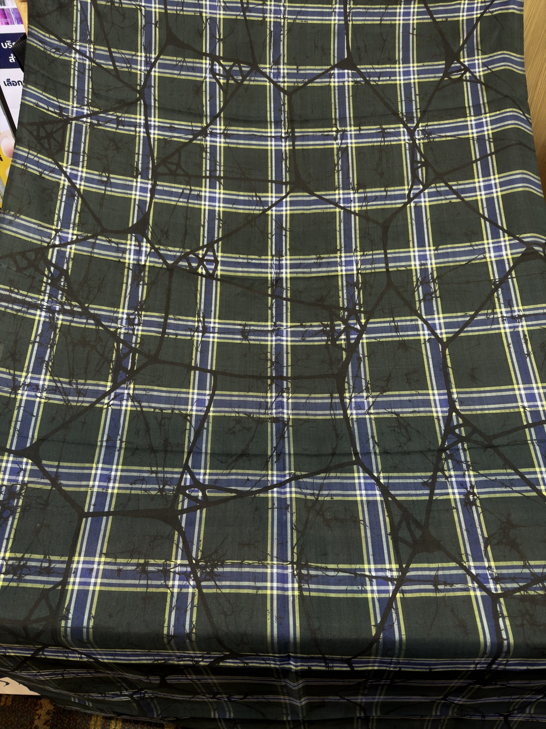 ผ้าไหมทอมือบาติก สีเขียวขี้ม้าเข้ม ราคาต่อเมตร รหัส A11-Kaya-1204683