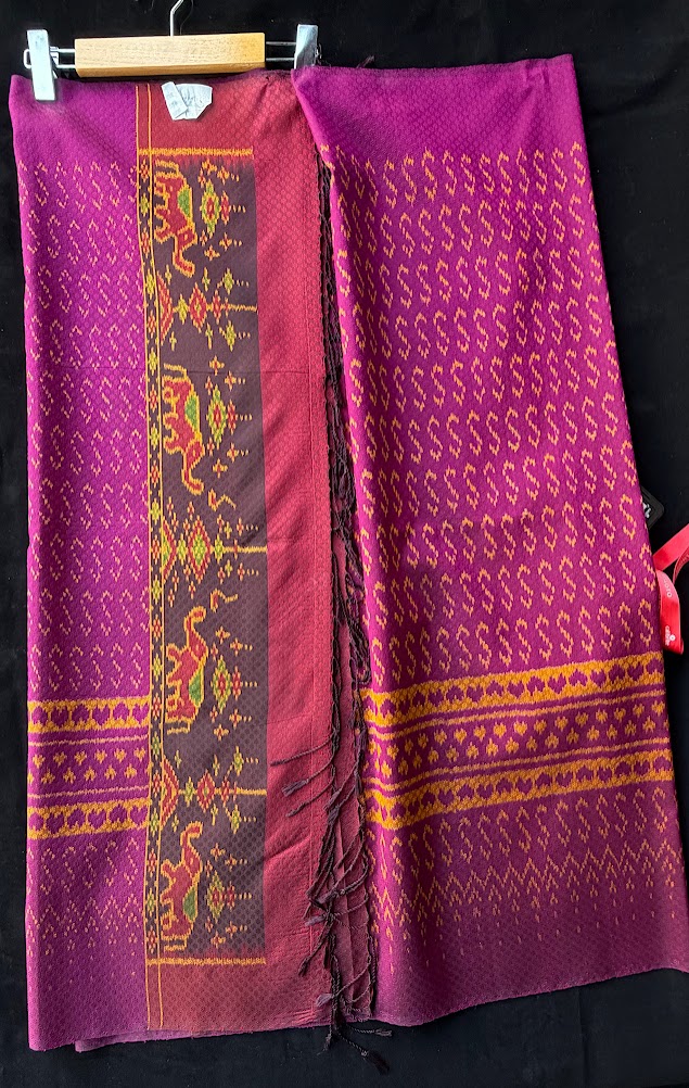 ซิ่น ผ้าไหมมัดหมี่ ทอยกดอก 6ตะกอ ขนาด 1x2 เมตร ลายขอพระราชทาน มีหน้านาง สีชมพูบานเย็น รหัส PCS-NY-11226811