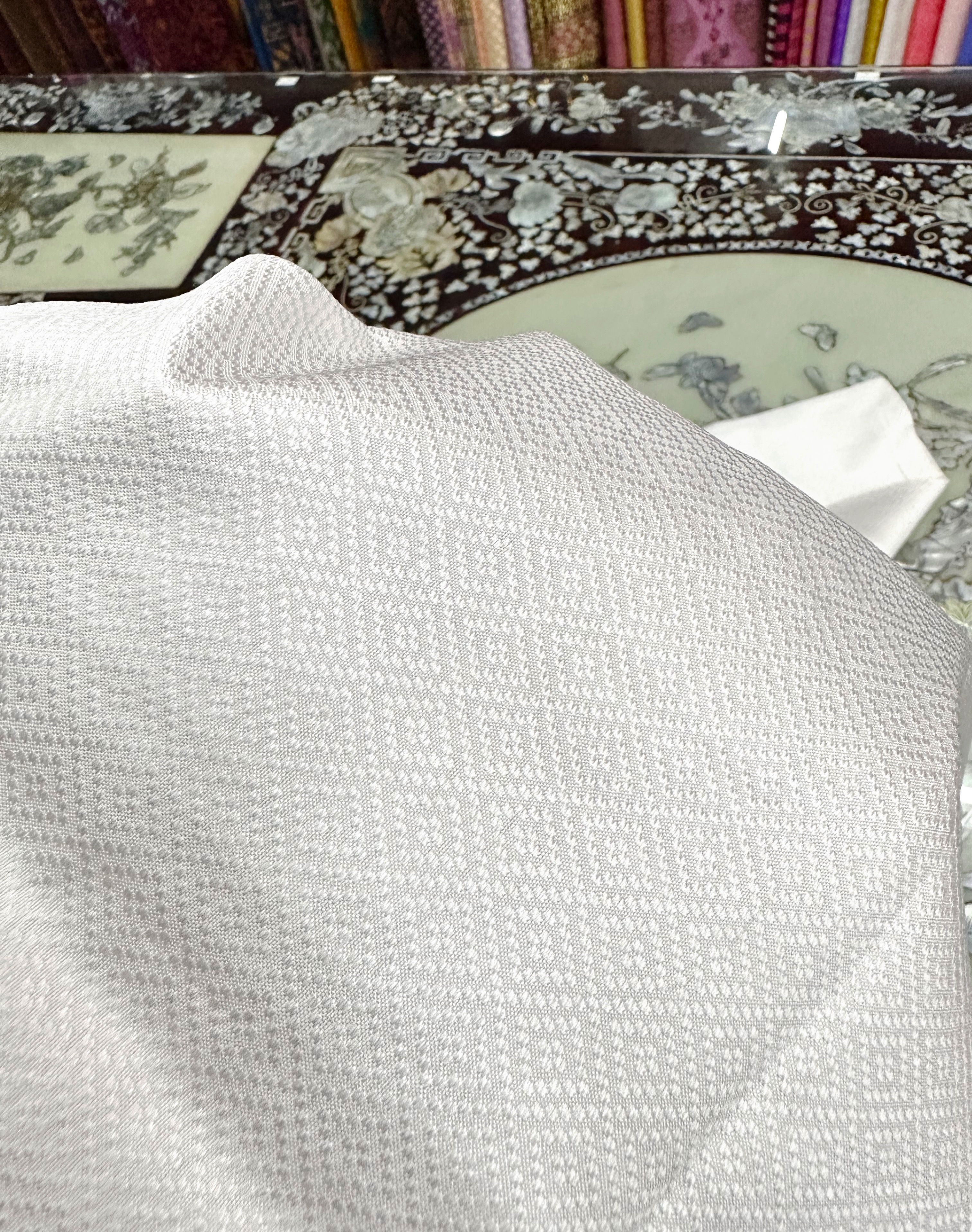 ผ้าคลุมไหล่ผ้าไหม+พร้อมกล่อง ไหมแท้ ทอยอกดอก ลูกแก้ว ขนาด 60x200ซม. สีขาว รหัส ZYB-ST-0106673