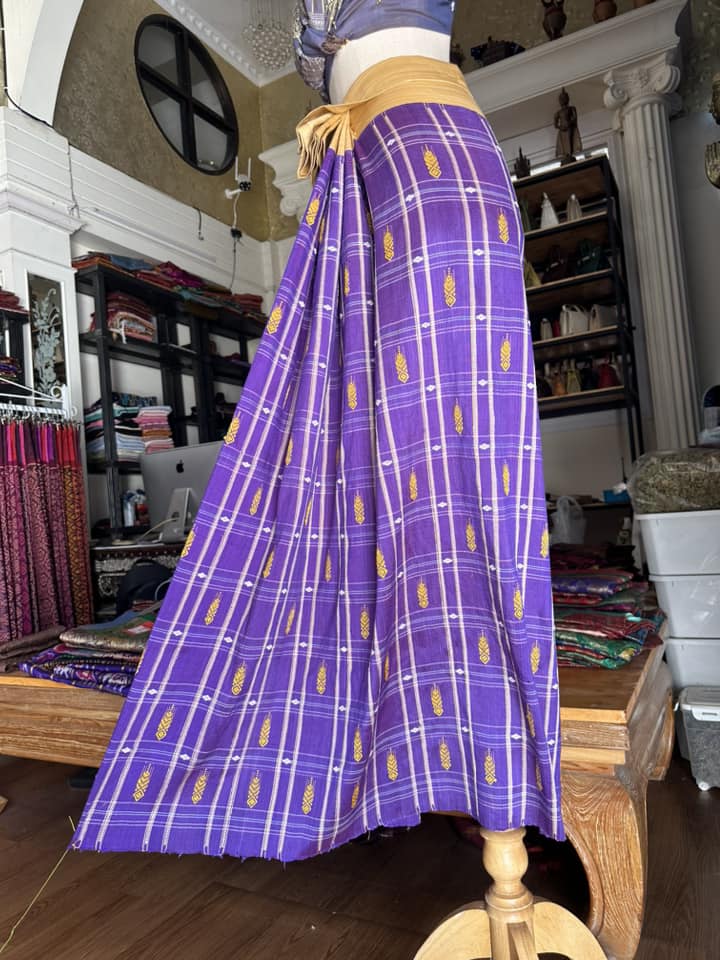 โสร่ง ไหมบ้าน ย้อมสีธรรมชาติ ขนาด 112x190ซม พื้นสีม่วง รหัส N9-SIL-VR3