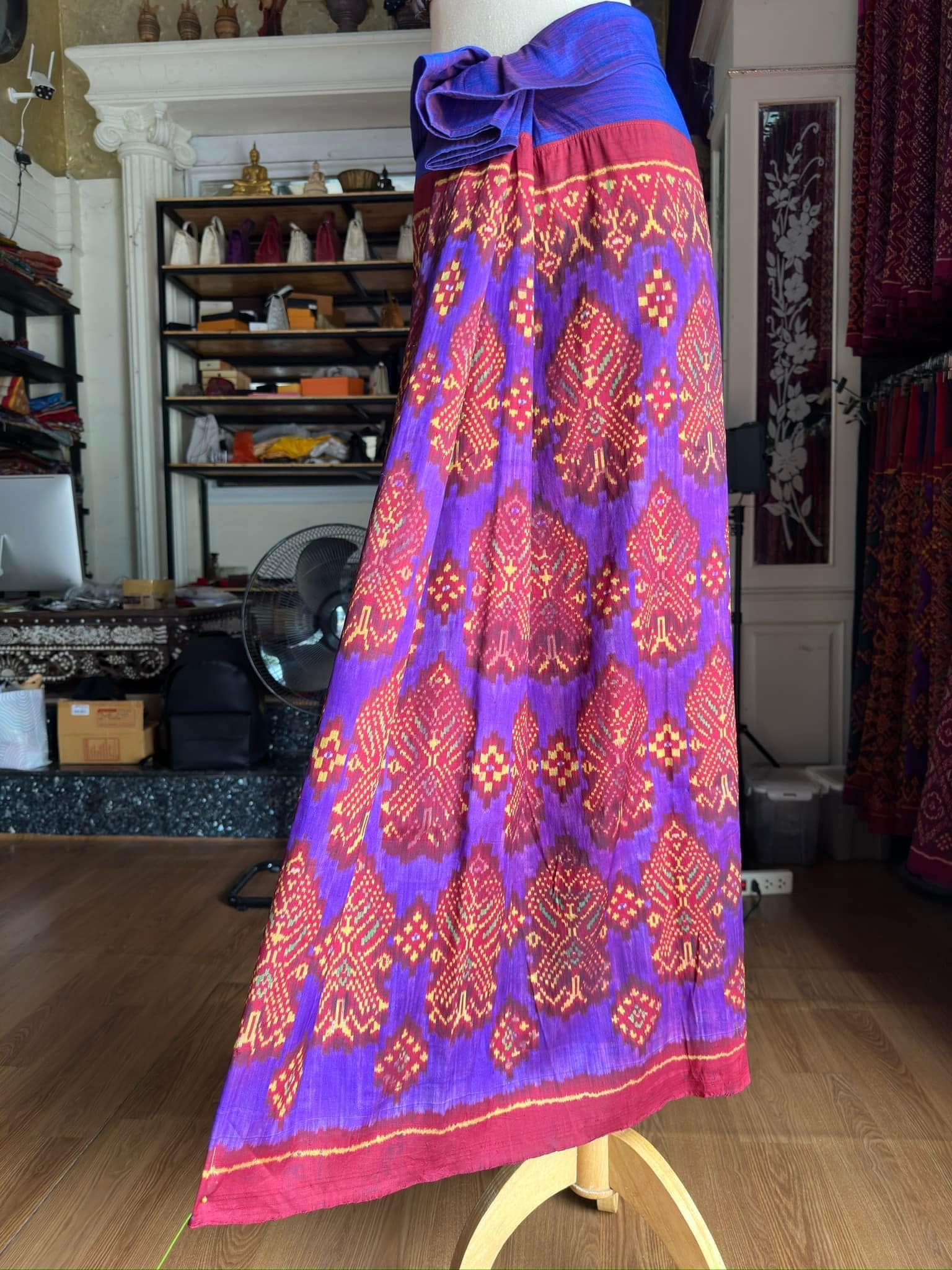 ซิ่น ไหมมัดหมี่รุ่นพิเศษ งานทอ 3ตะกอ ขนาด 115x160ซม สีน้ำเงิน รหัส N9-SIL-JA3