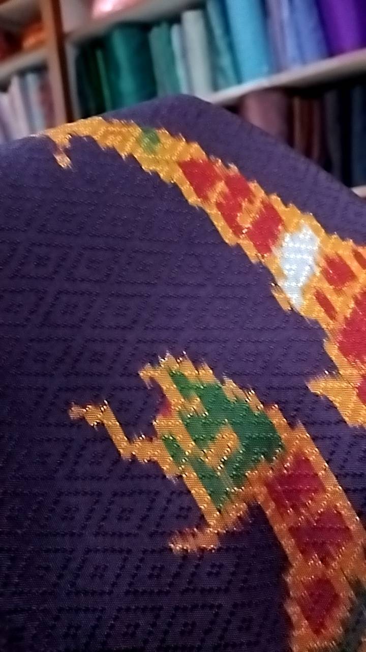 ซิ่น ผ้าไหมมัดหมี่ ทอยกดอก 6ตะกอ ขนาด 1x2.4เมตร ลายรามเกียรติ พระรามแผลงศร มีหน้านางชายครุย พื้นสีแดง รหัส M2A-NY-6SP002