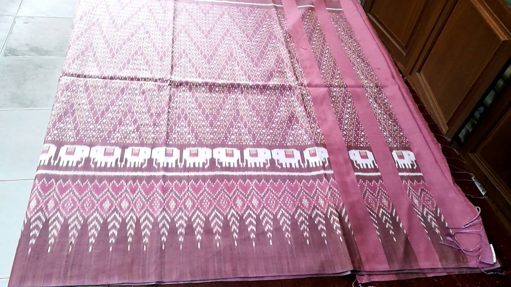 ซิ่น ผ้าไหมมัดหมี่ สีธรรมชาติ 3ตะกอ มีชายครุย ขนาด1x2เมตร พื้นสีชมพู รหัส M3P-NY-06116701