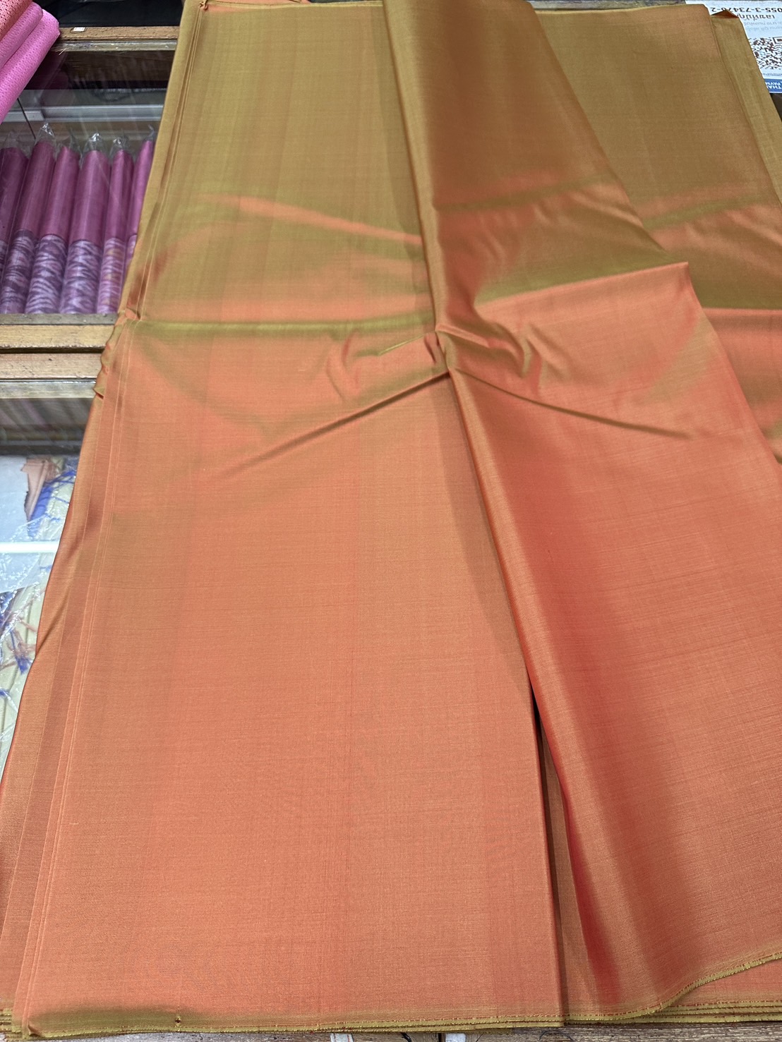 ผ้าไหมสีพื้น รุ่นเพชร เนื้อเรียบหนา ไหมแท้ สีน้ำตาลเหลือบส้ม ขายตามความยาวหลา รหัส C-0619673