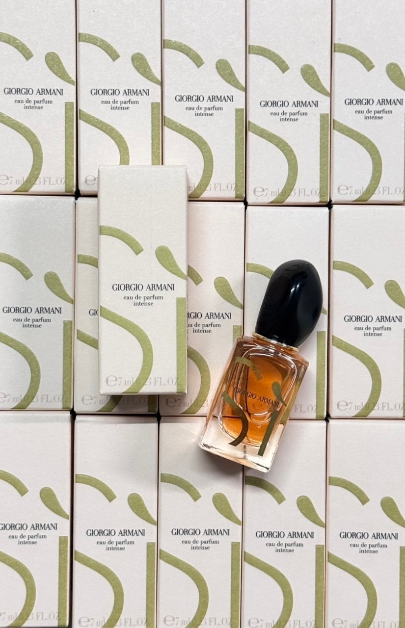 น้ำหอมจิ๋วมินิ Giorgio Armani Si Intense EDP (ปี 2023) 7ml แบบแต้มมีกล่อง ( Mini Perfume น้ำหอมขนาดพกพา) น้ำหอมจิ๋วมินิ ขวดน่ารัก ตั้งโชว์ก็สวย พกพาก็สะดวก หัวแต้มตามจุดชีพจร