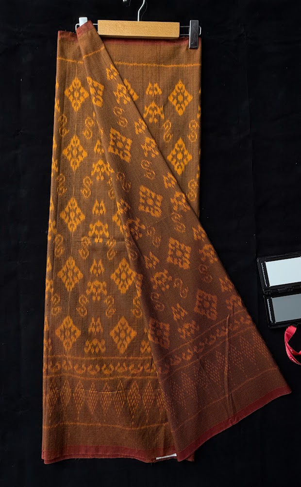 ซิ่น ผ้าไหมมัดหมี่ 3ตะกอ ขนาด 1x2 เมตร ลายดอกรักราชกัญญา สีน้ำตาลทอง รหัส PCS-NY-11226827