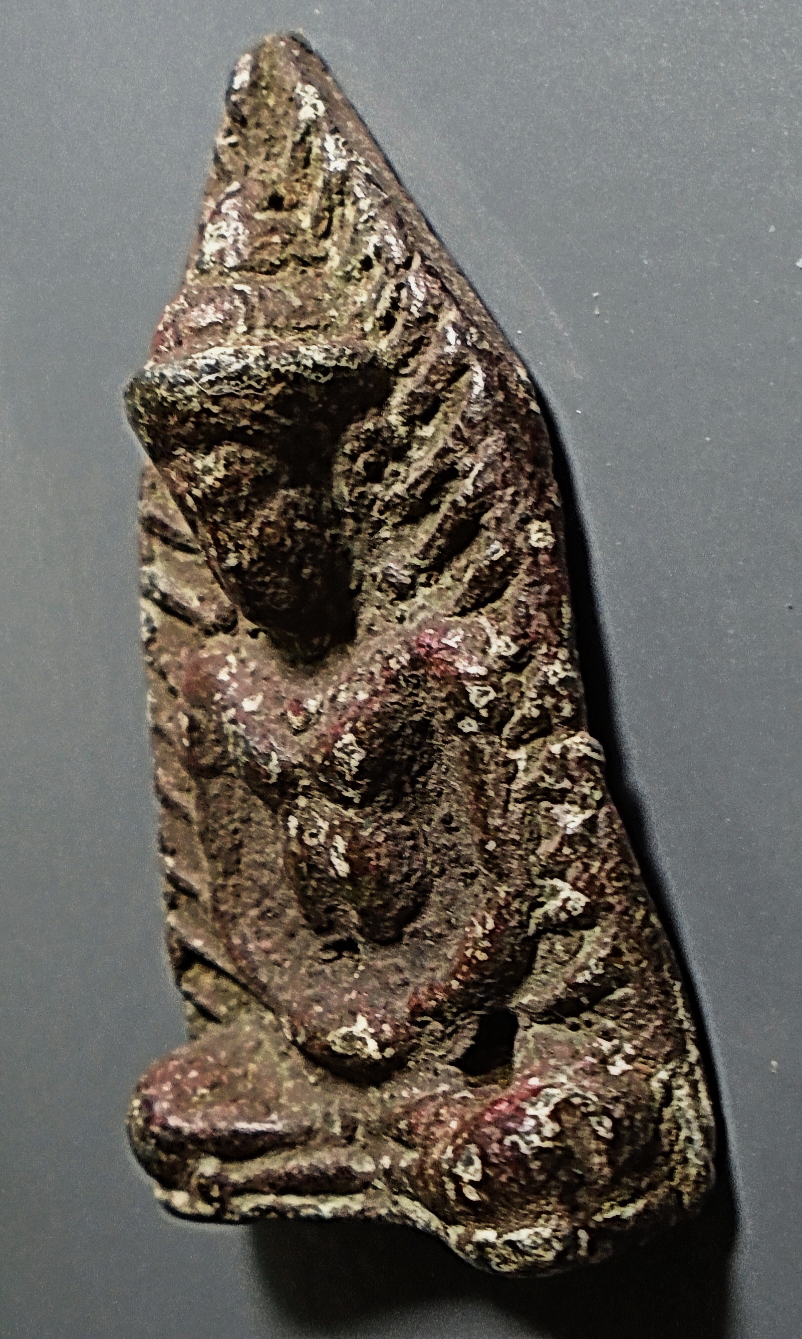 พระร่วงนั่งข้างขีด สนิมแดง