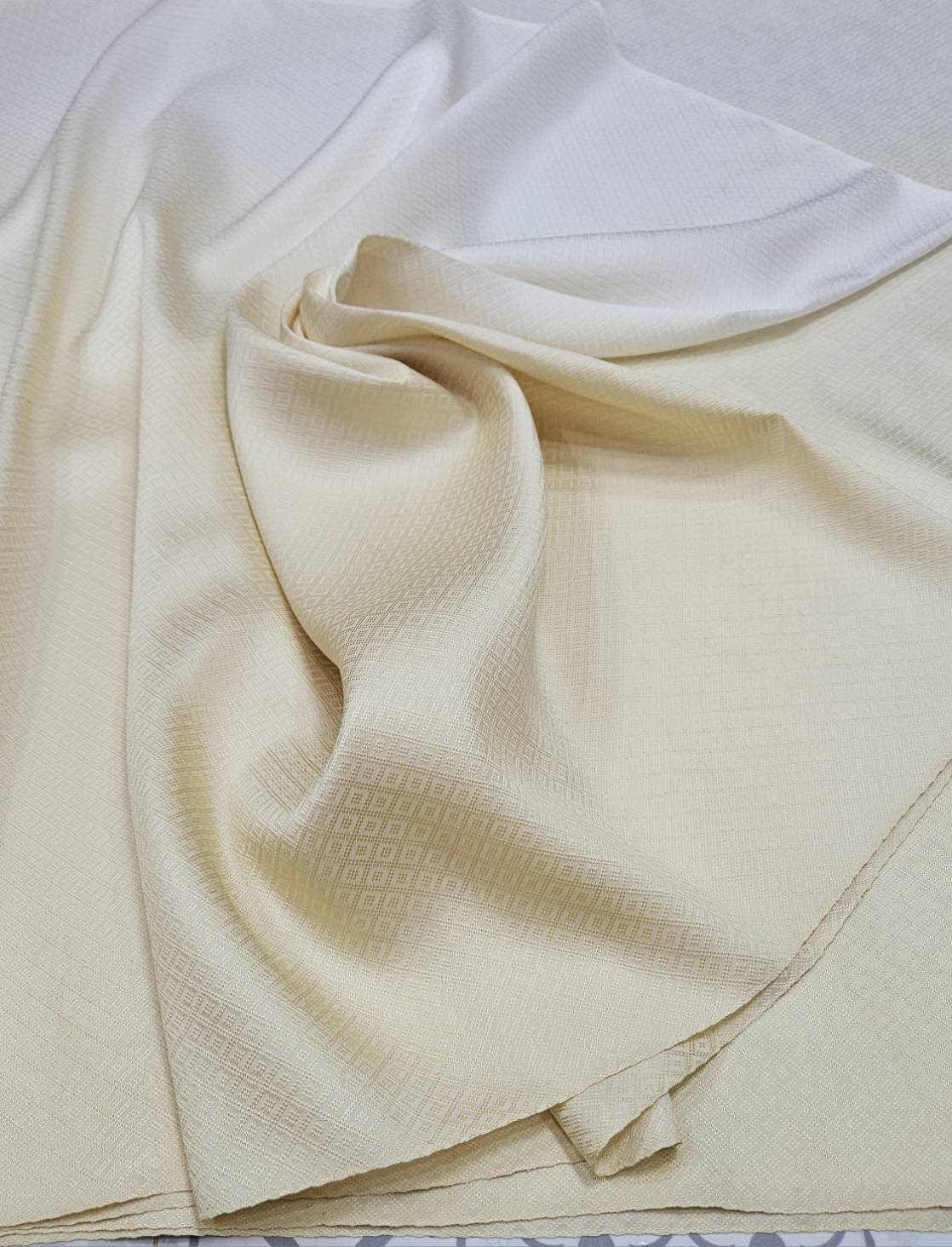 ผ้าไหมย้อมสไลด์สี ยกดอกลูกแก้ว สีครีมขาว-สีครีมงาช้าง เลือกขนาด รหัส BT-TT-1015681