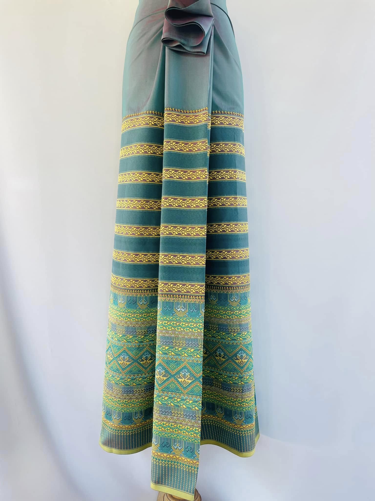 ซิ่นตีนจก ผ้าไหมทั้งผืน (ยืนไหม พุ่งไหม จกไหม) โทนสีฟ้าเขียว รหัส N9-105-0507686