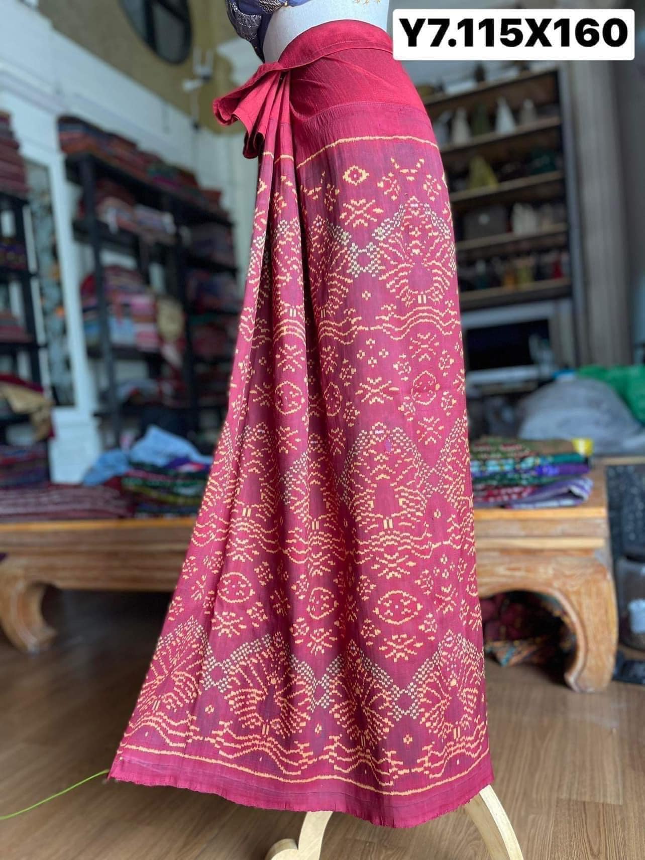 ซิ่น ไหมพระตะบอง ขนาด 115x160ซม ลายนกยูง สีแดง รหัส N9-SIL-Y7