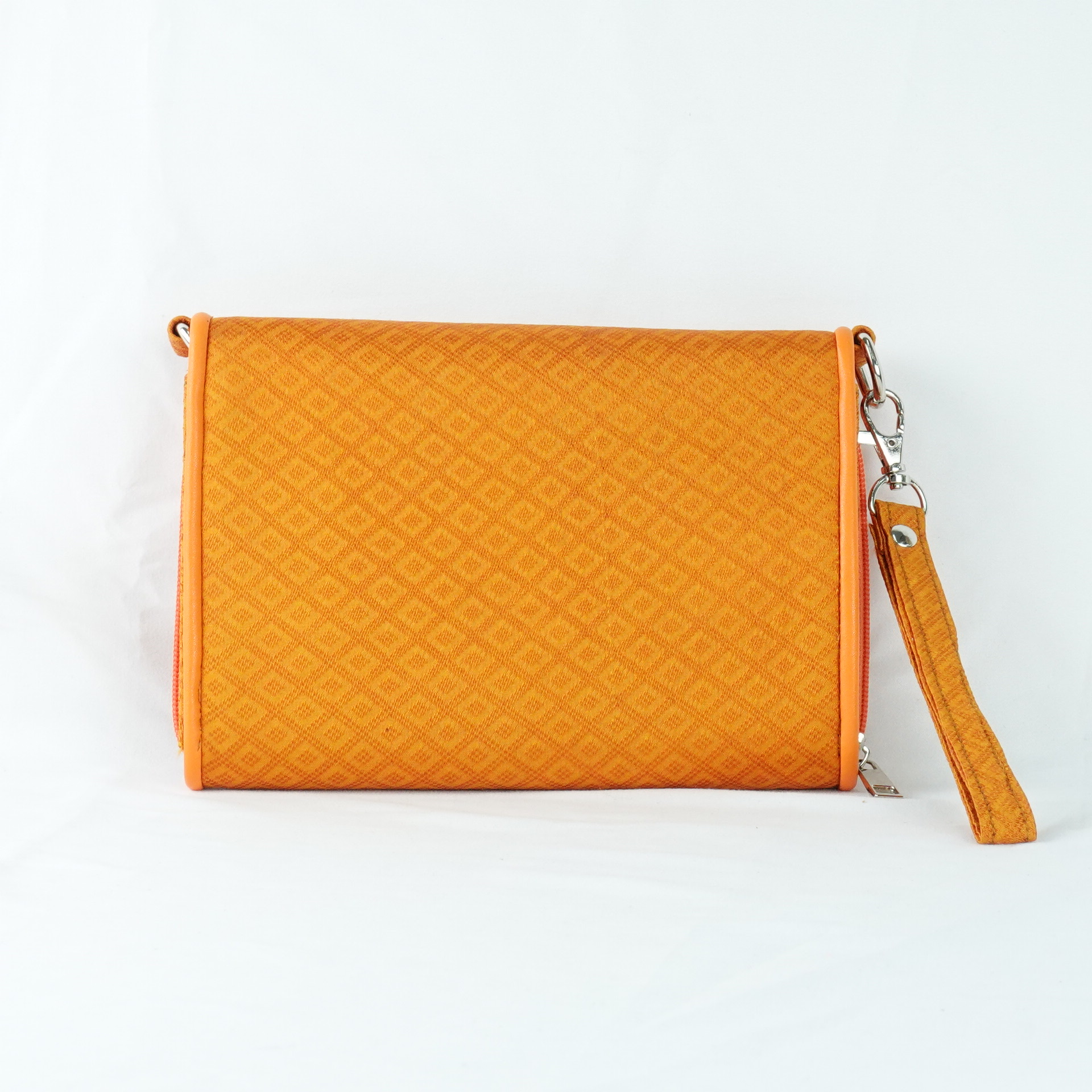 กระเป๋าถือไหมแท้ทรงคลัทช์ พร้อมสายสะพาย ขนาด 15x20ซม.สีเหลืองทอง รหัส GO-TT-060568163