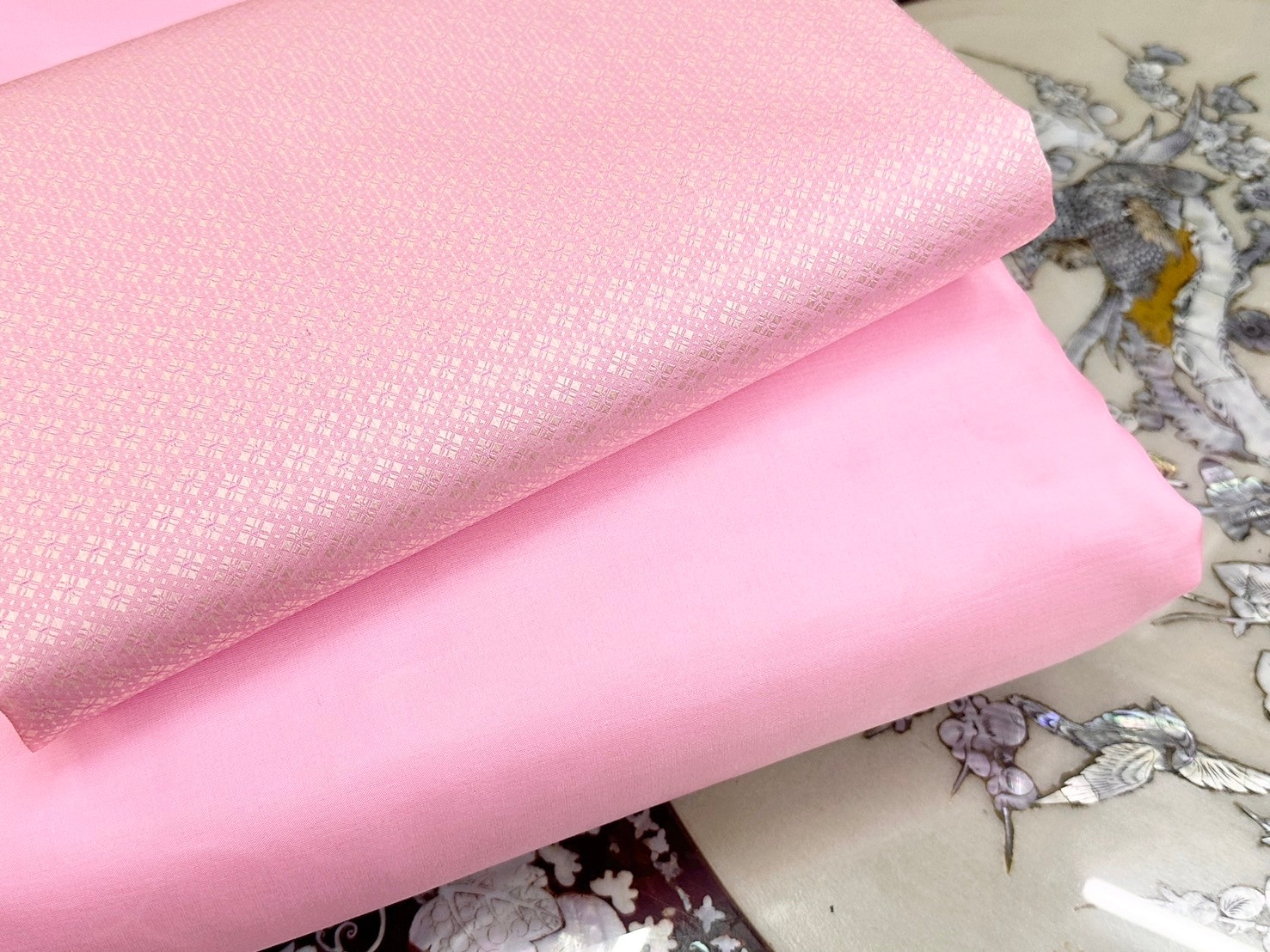 (ผ้าชุด)ไหมสีพื้น ตัดได้1ชุด (ผ้าพื้น 2เมตร+ผ้าซิ่น 2เมตร) สีชมพูกลีบบัวเหลือบทองอ่อน รหัส BC B6-0505671+C