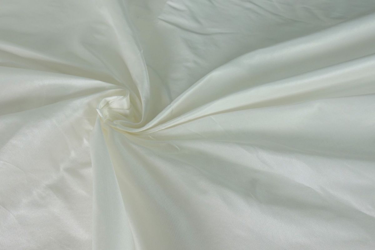 ผ้าไหมสีพื้น เนื้อเรียบ ไหมแท้ 2เส้น สีขาวฟอก ไม่อาบน้ำยา ขายตามความยาวหลา รหัส C-NY-061868