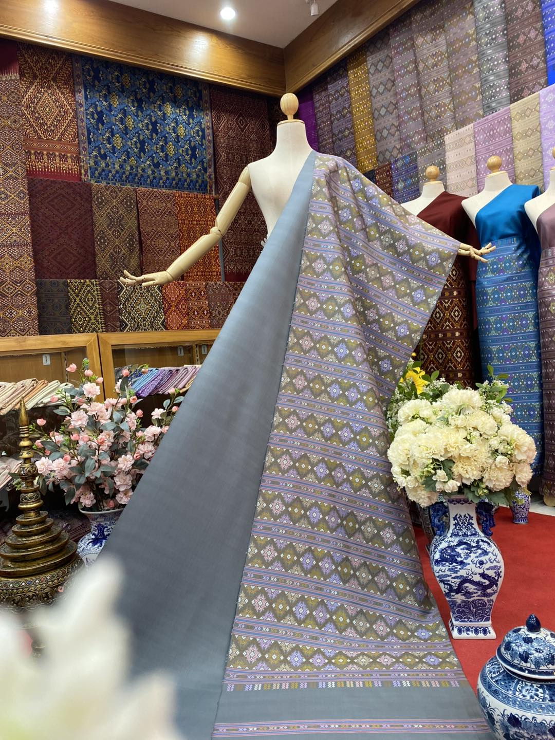 (ผ้าชุด)ไหมแพรวา ตัดชุดลายเกาะจกขิด ขนาด 63x500ซม (ลาย 2.3เมตร+สีพื้น 2.7เมตร) พื้นสีฟ้าเทา รหัส P10-BM-0922689
