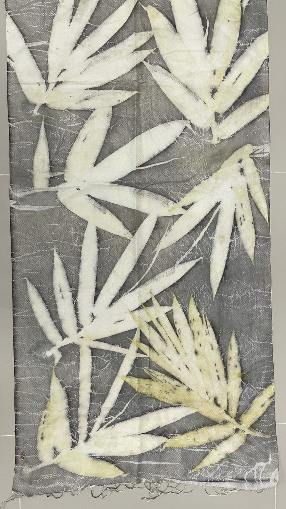 ผ้าคลุมไหล่ผ้าไหม Eco print เนื้อยกดอก มีชายครุย ขนาด 60x180ซม. สีเทา รหัส ECO-82-1114689