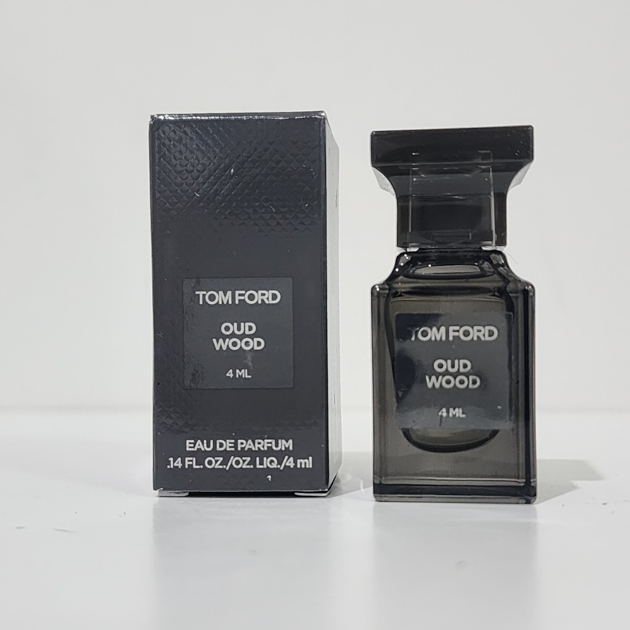 น้ำหอมจิ๋วมินิ Tom Ford Oud Wood EDP 4mlแบบแต้มมีกล่อง ( Mini Perfume น้ำหอมขนาดพกพา) น้ำหอมจิ๋วมินิ ขวดน่ารัก ตั้งโชว์ก็สวย พกพาก็สะดวก หัวแต้มตามจุดชีพจร