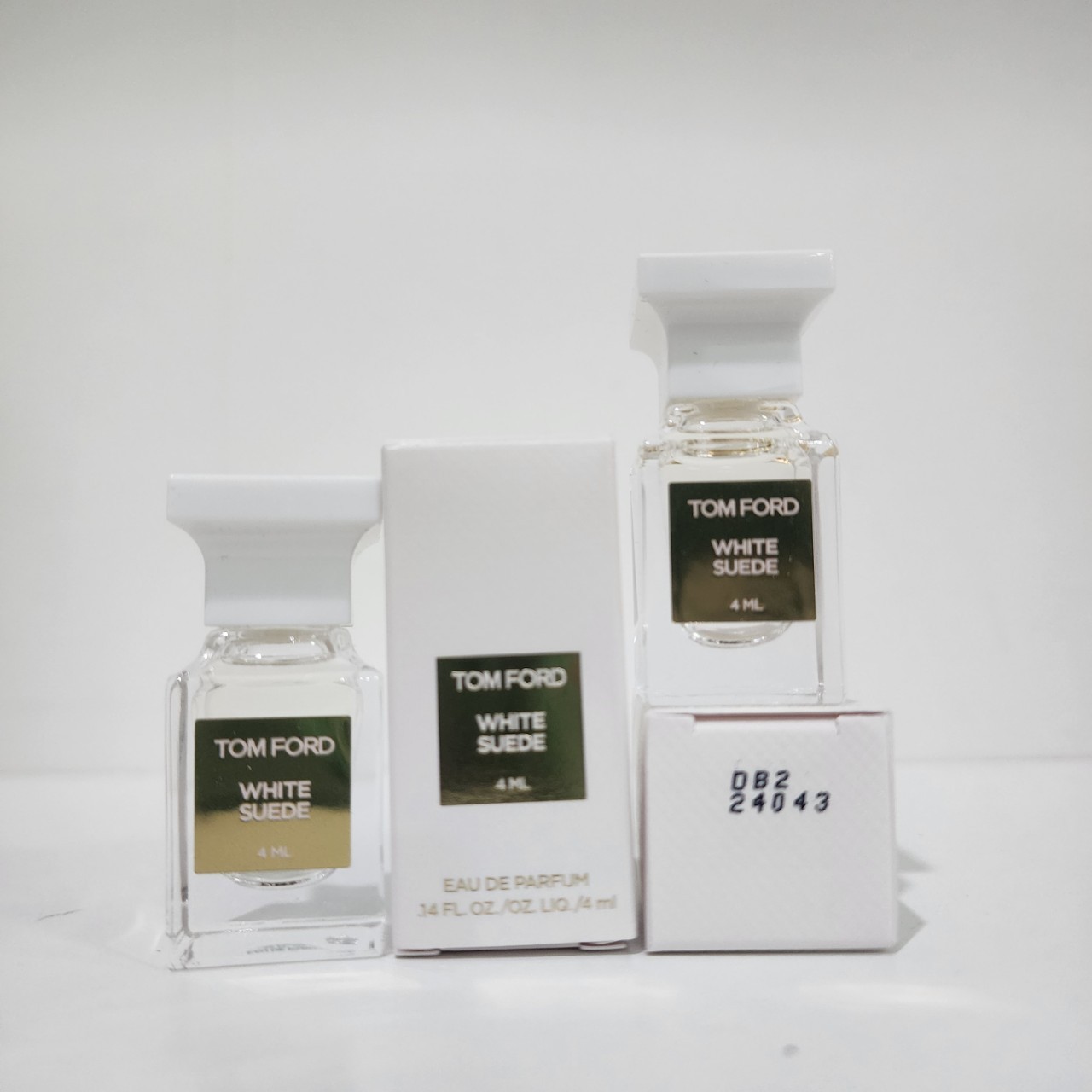 น้ำหอมจิ๋วมินิ Tom Ford White Suede 4mlแบบแต้มมีกล่อง ( Mini Perfume น้ำหอมขนาดพกพา) น้ำหอมจิ๋วมินิ ขวดน่ารัก ตั้งโชว์ก็สวย พกพาก็สะดวก หัวแต้มตามจุดชีพจร