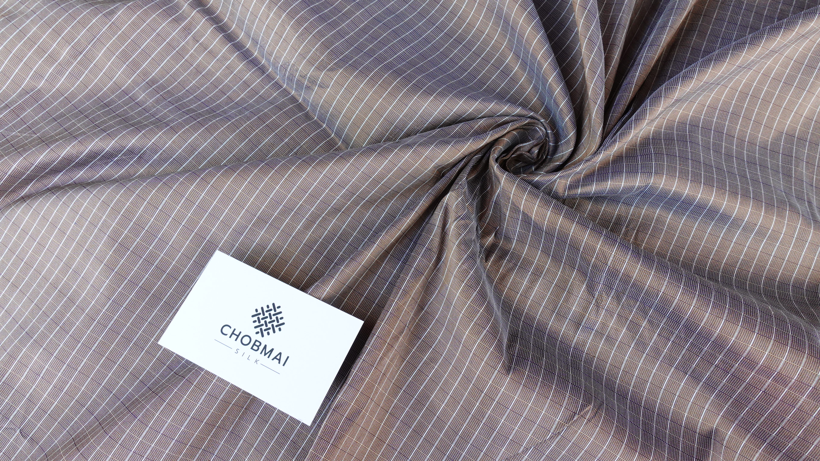 ผ้าไหมลายเกล็ดเต่า ไหมแท้ สีน้ำตาลเปลือกไม้ ตัดขายเป็นเมตร รหัส R1D-76-P3917