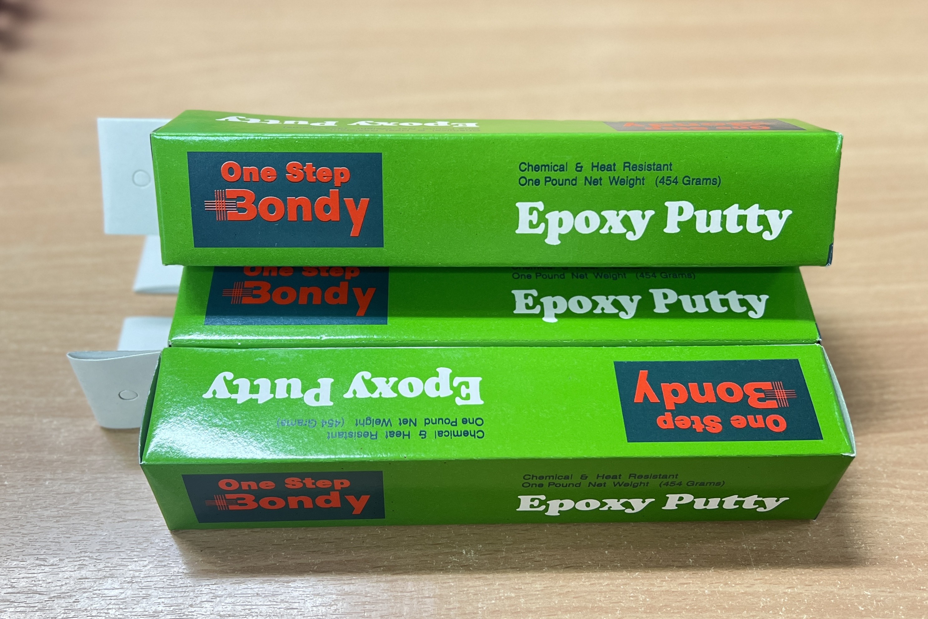 BONDY EPOXY PUTTY (บอนดี้-อีพ็อกซี่พุตตี้ A+B) มีลักษณะเป็นเรซิ่น 2 ส่วน เมื่อผสมกันแล้วจะแข็งเป็นวัตถุ เหมือนเหล็ก สามารถสะกัด เจาะ กลึงะทาสีทับได้