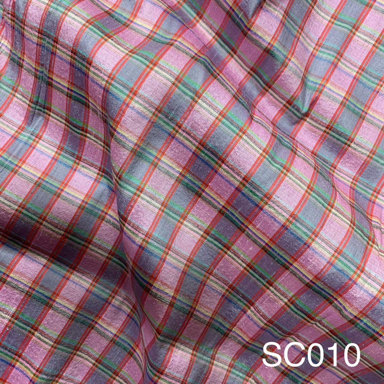 ผ้าไหมลายสก๊อต เนื้อหยาบ ขายตามความยาวหลาา สีคละสี รหัส A8-AA-SC010