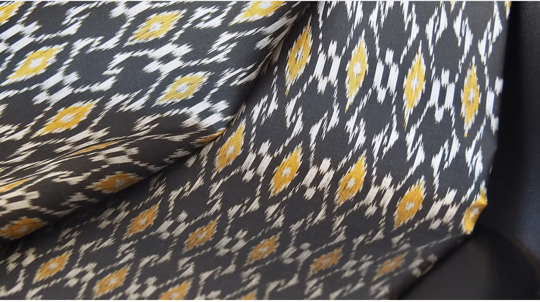 ซิ่น ผ้าไหมมัดหมี่ ไหมบ้าน ขนาด 1x2หลา พื้นสีดำเขียว รหัส CISP-CT-103032