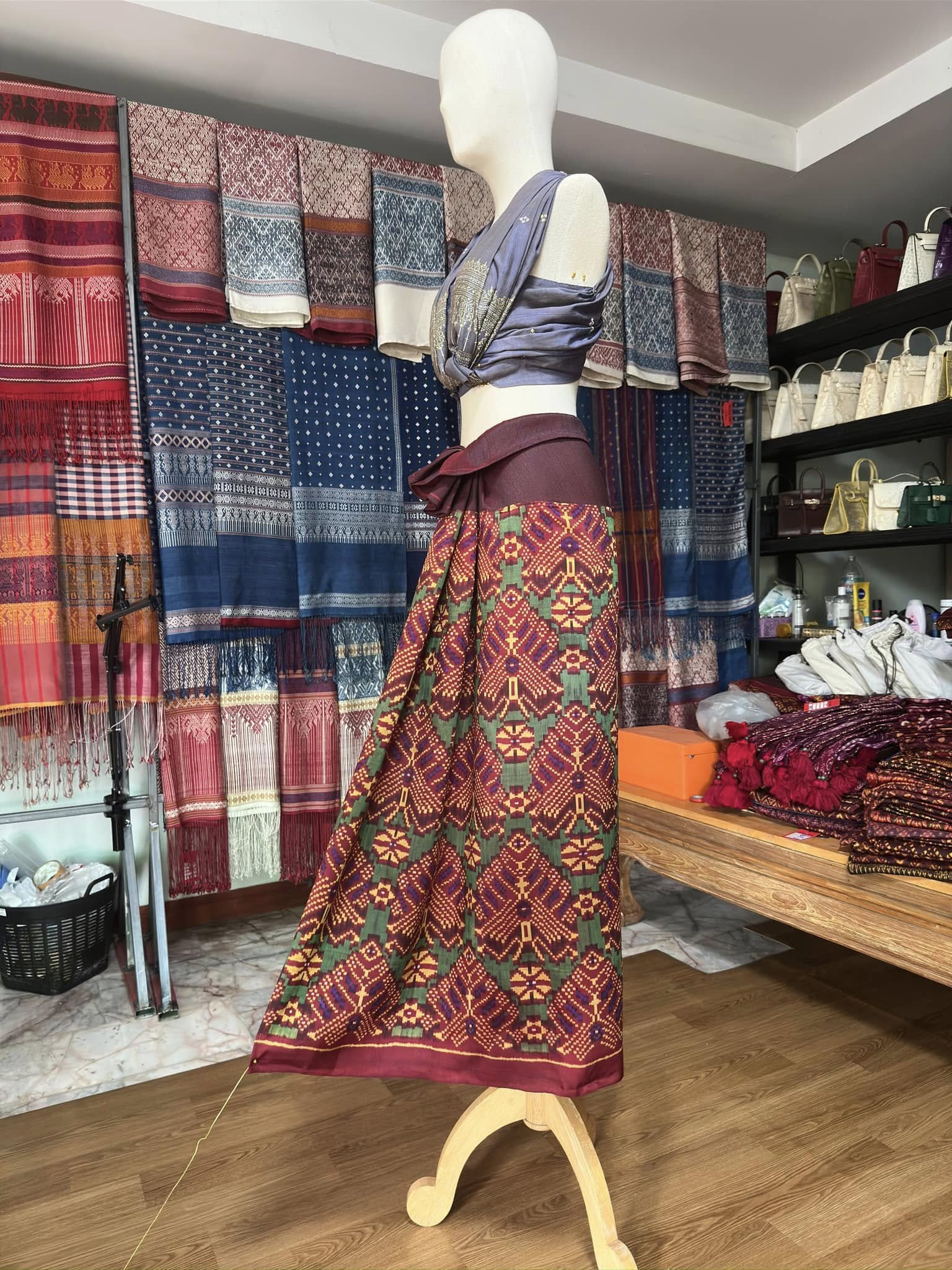 ซิ่น พระตะบอง ผ้าจามทอสามตะกอ ขนาด 110x150ซม พื้นสีน้ำตาลแดง รหัส N9-SIL-AJ1