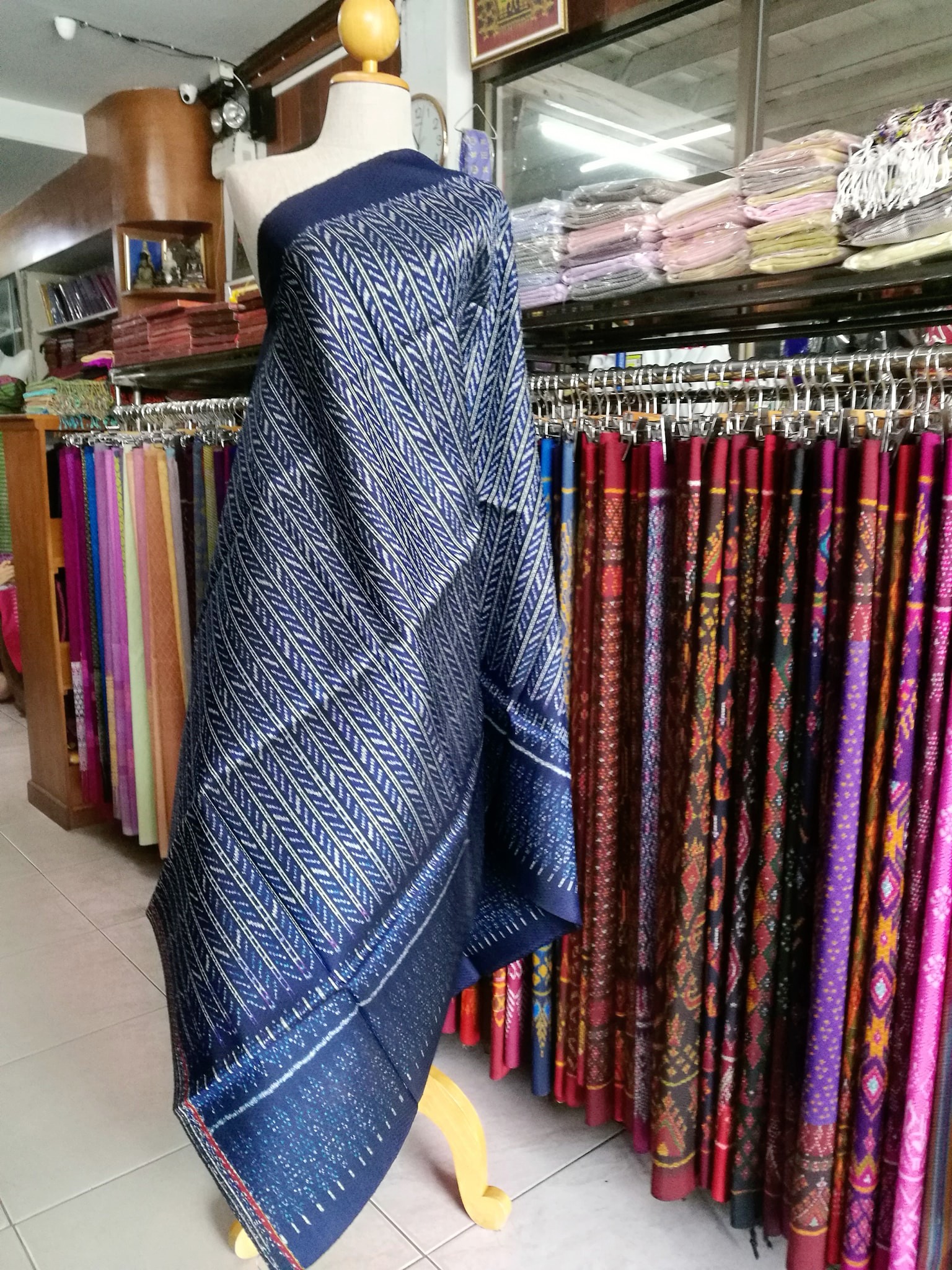 (ผ้าชุด)ไหมมัดหมี่ 3ตะกอ ไหมแท้ (ผ้าลาย 2เมตร+สีพื้น2เมตร) สีน้ำเงินกรมท่า รหัส M3-NY0616663