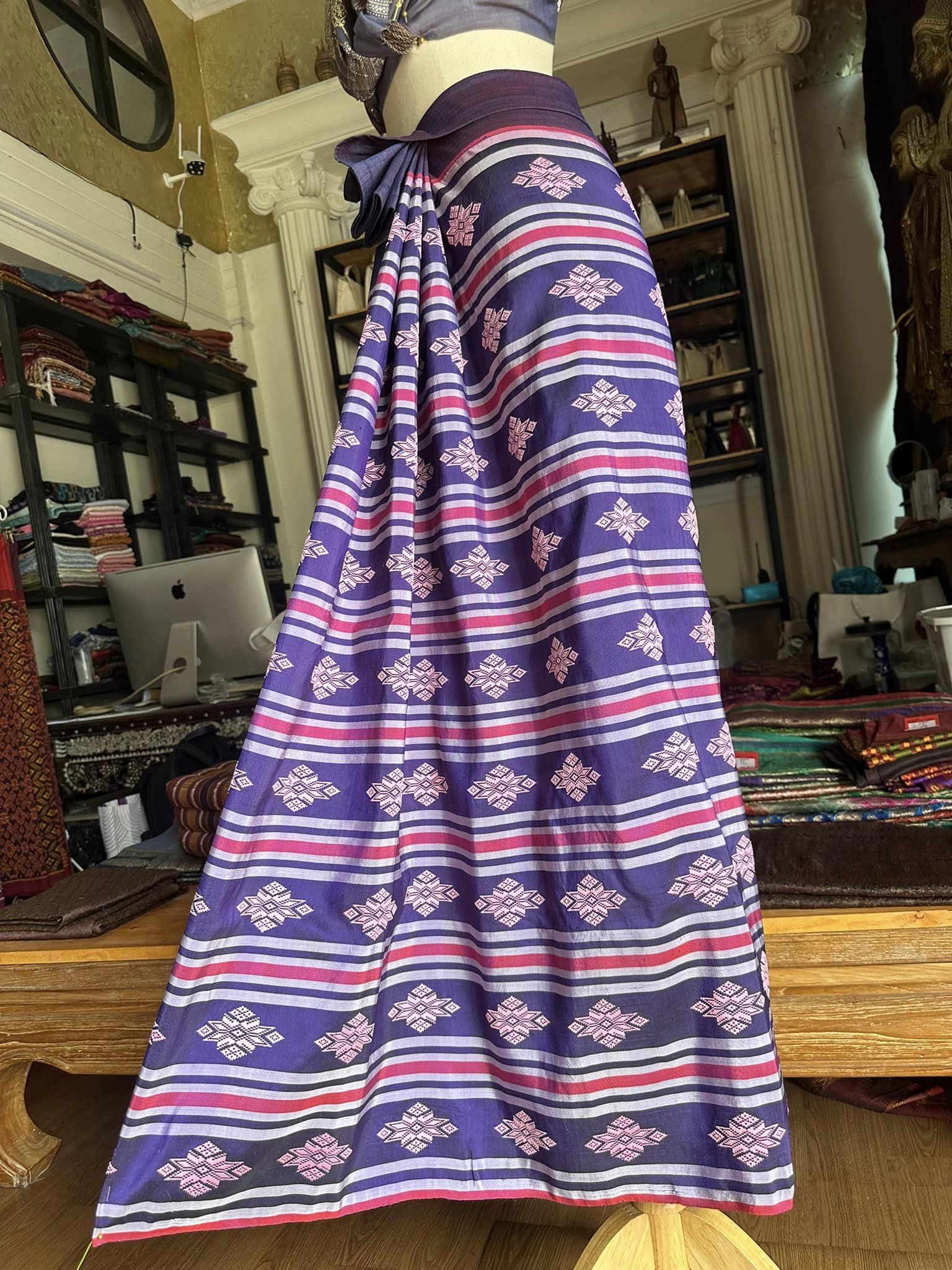 ซิ่น ผ้าซิ่นอัญญานาง ไหมบ้านทอมือ สีธรรมชาติ ขนาด 115x190ซม ลายดอกแก้วจำปาศักดิ์ พื้นสีน้ำเงิน รหัส N9-SIL0531665