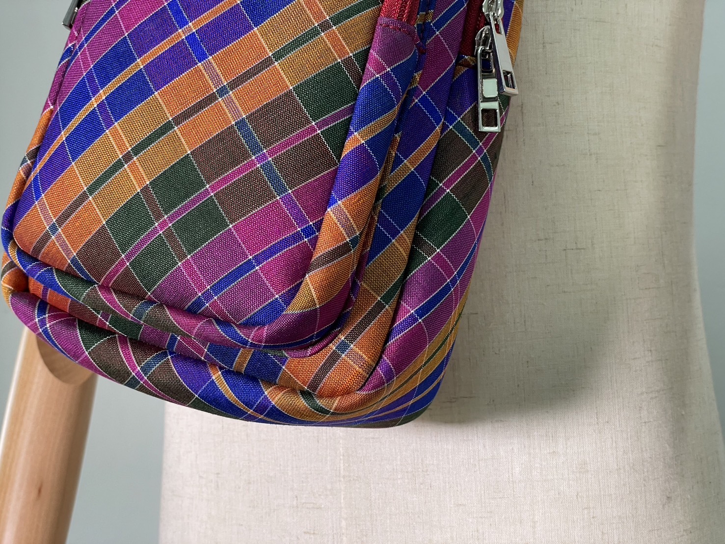 กระเป๋าเป้ ผ้าไหมแท้ ลายผ้าขาวม้า ขนาด 32x23x10ซม. สีคละสี รหัส GO-ME-0120681