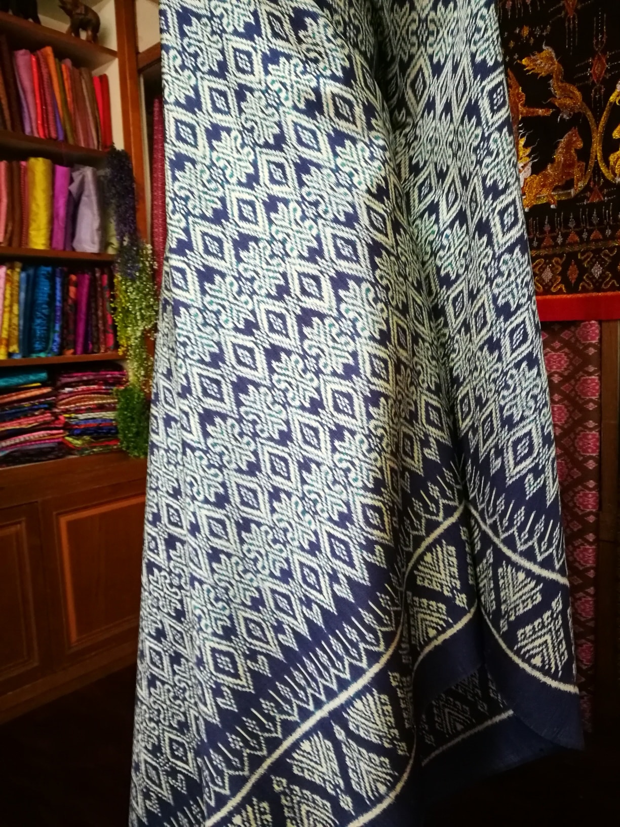 ซิ่น ผ้าไหมมัดหมี่ 3ตะกอ สีธรรมชาติ 1x2เมตร ทอเหยียบเหอะ พื้นสีคราม รหัส L1-NY0104662