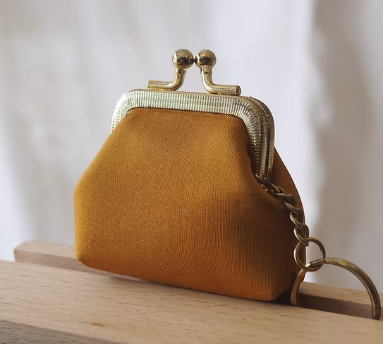 กระเป๋าสตางค์ ใส่เหรียญ ขนาด 7x7x2.5cm. สีน้ำตาลทอง GL-CT-103472